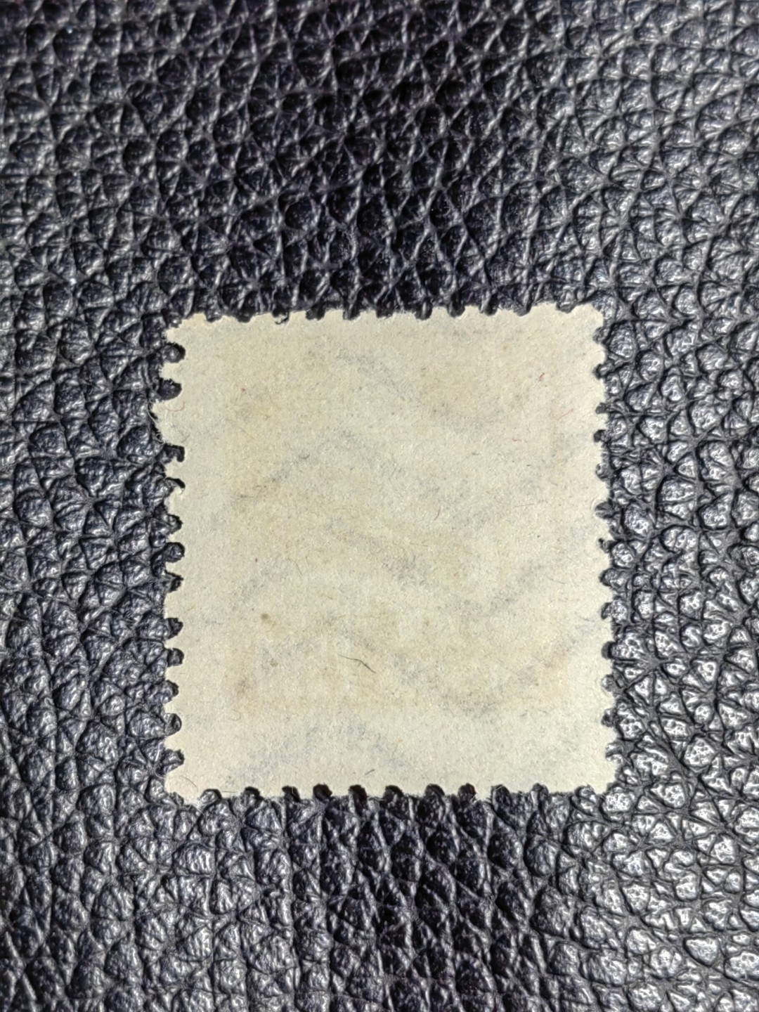 洪涛臻品批发群  精选邮票限时拍卖第二百四十五期 普2东北贴用  面值2500元一枚，上品软折等，1950年新中国成立发行的第一组普票，年代久远，具有较高的收藏意义，全品可评级，喜欢不要错过
