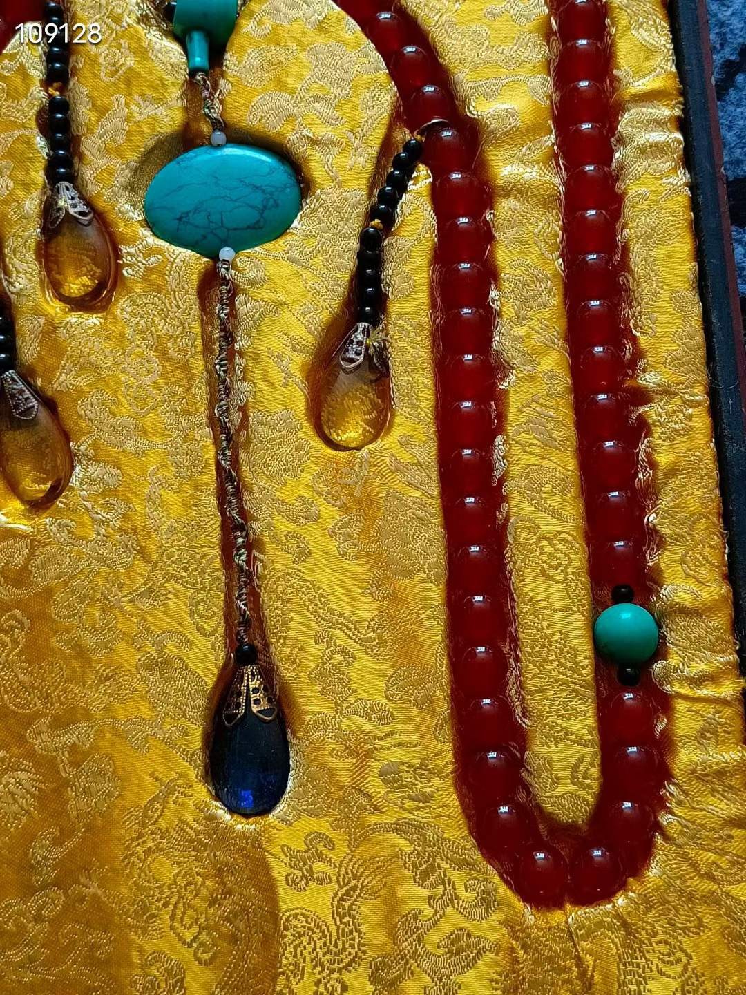 玛瑙朝珠，细节如图 玛瑙朝珠，细节如图