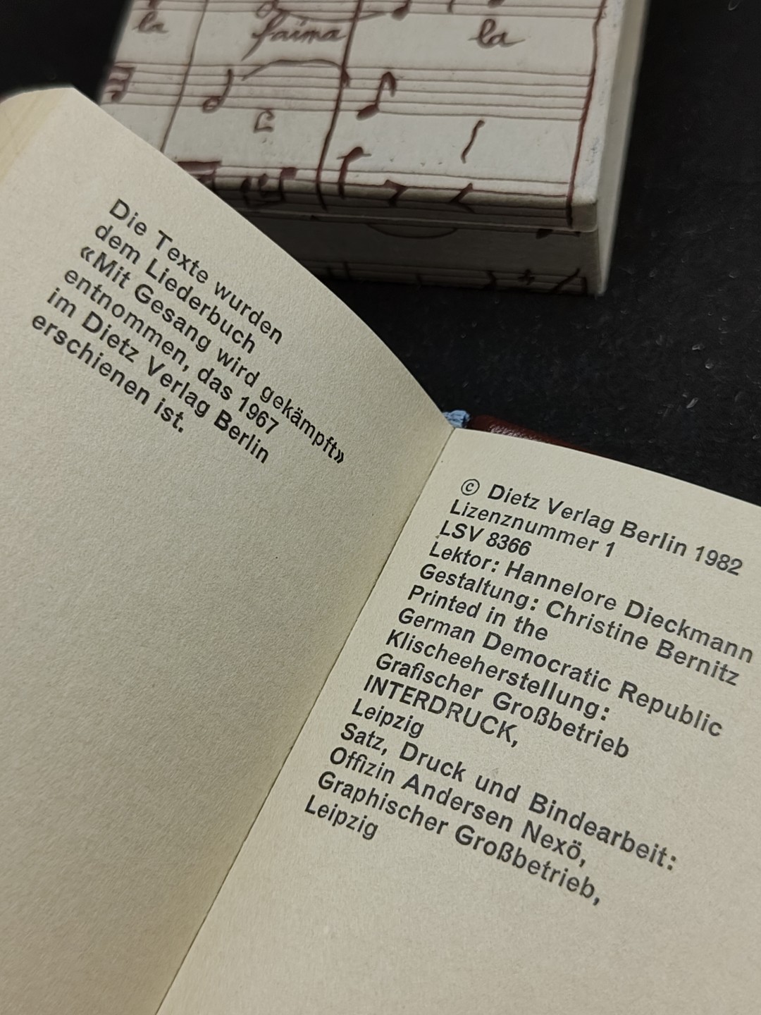 全场0元起拍 第51期 咸鱼国勋章拍卖专场 4月30日（周日）下午6：00开始 东德袖珍书