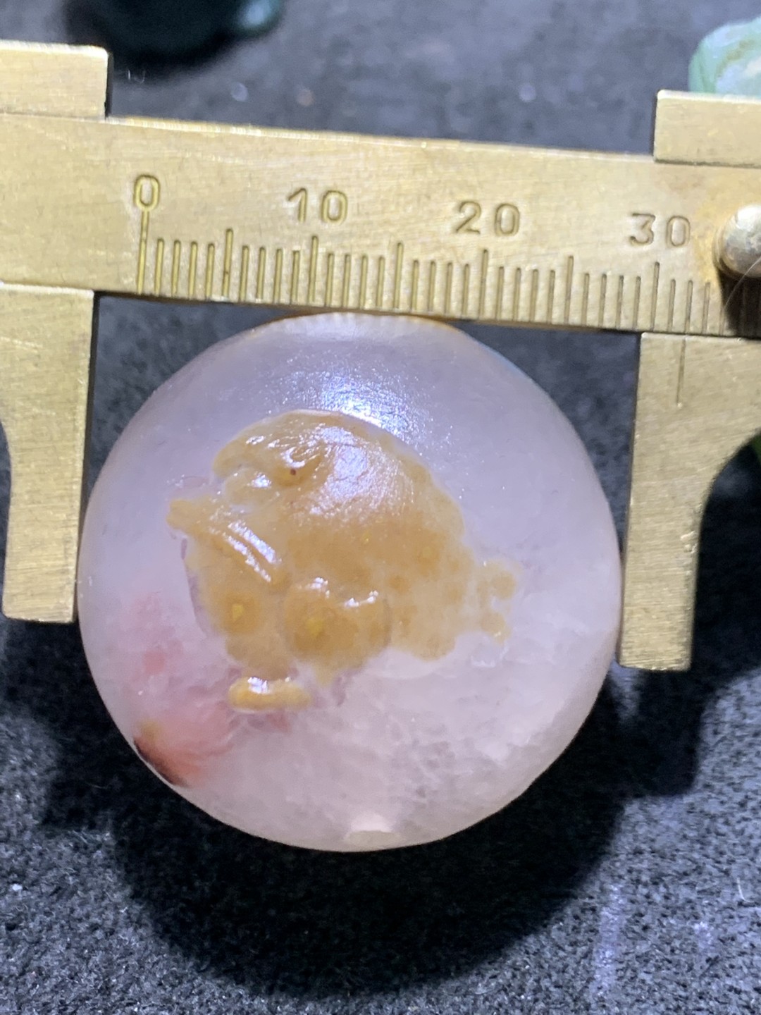 精美冰飘亚光战国红玛瑙俏色巧雕三足招财金蟾圆珠一个，