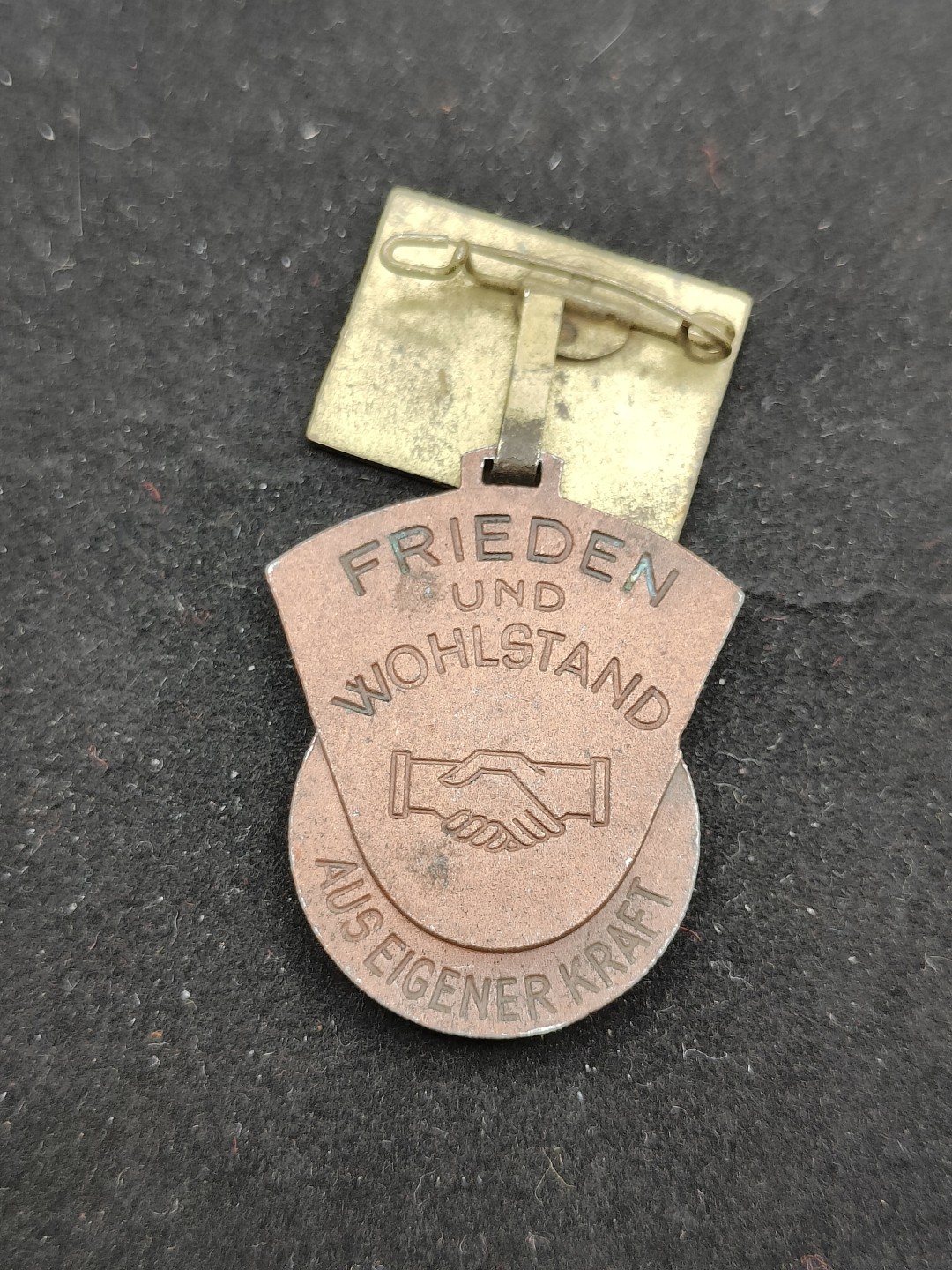 全场0元起拍 第51期 咸鱼国勋章拍卖专场 4月30日（周日）下午6：00开始 东德五年计划积极份子奖章