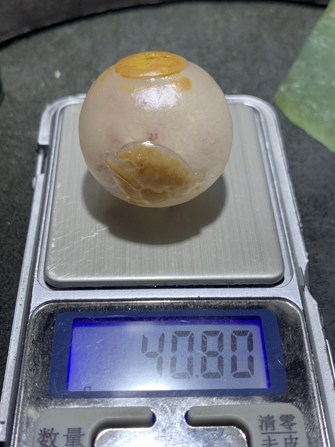 精美冰飘亚光战国红玛瑙俏色巧雕三足招财金蟾圆珠一个，