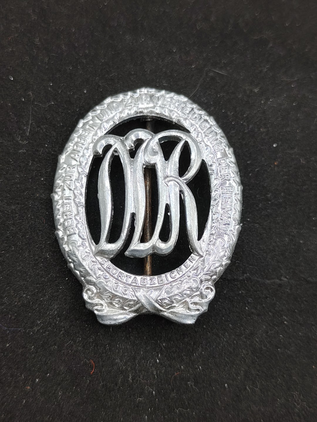 全场0元起拍 第51期 咸鱼国勋章拍卖专场 4月30日（周日）下午6：00开始 银级东德体能章