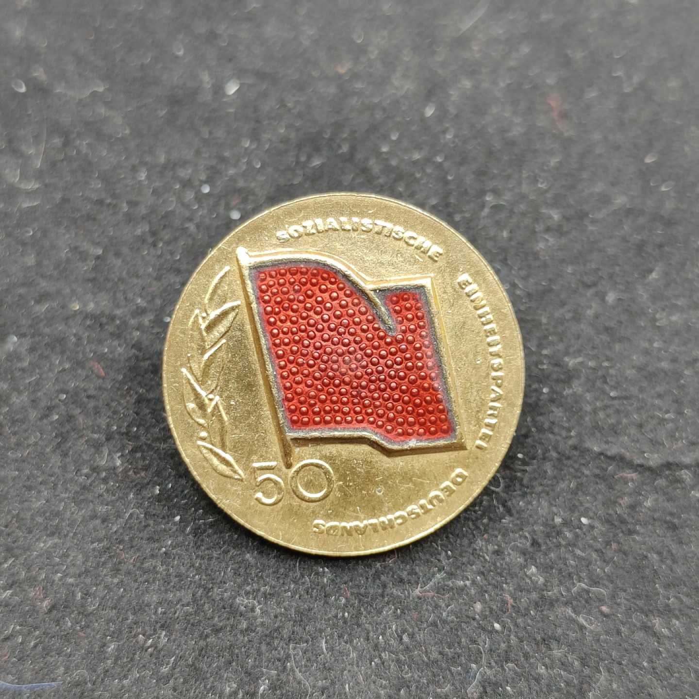 全场0元起拍 第51期 咸鱼国勋章拍卖专场 4月30日（周日）下午6：00开始 工战队50周年纪念章