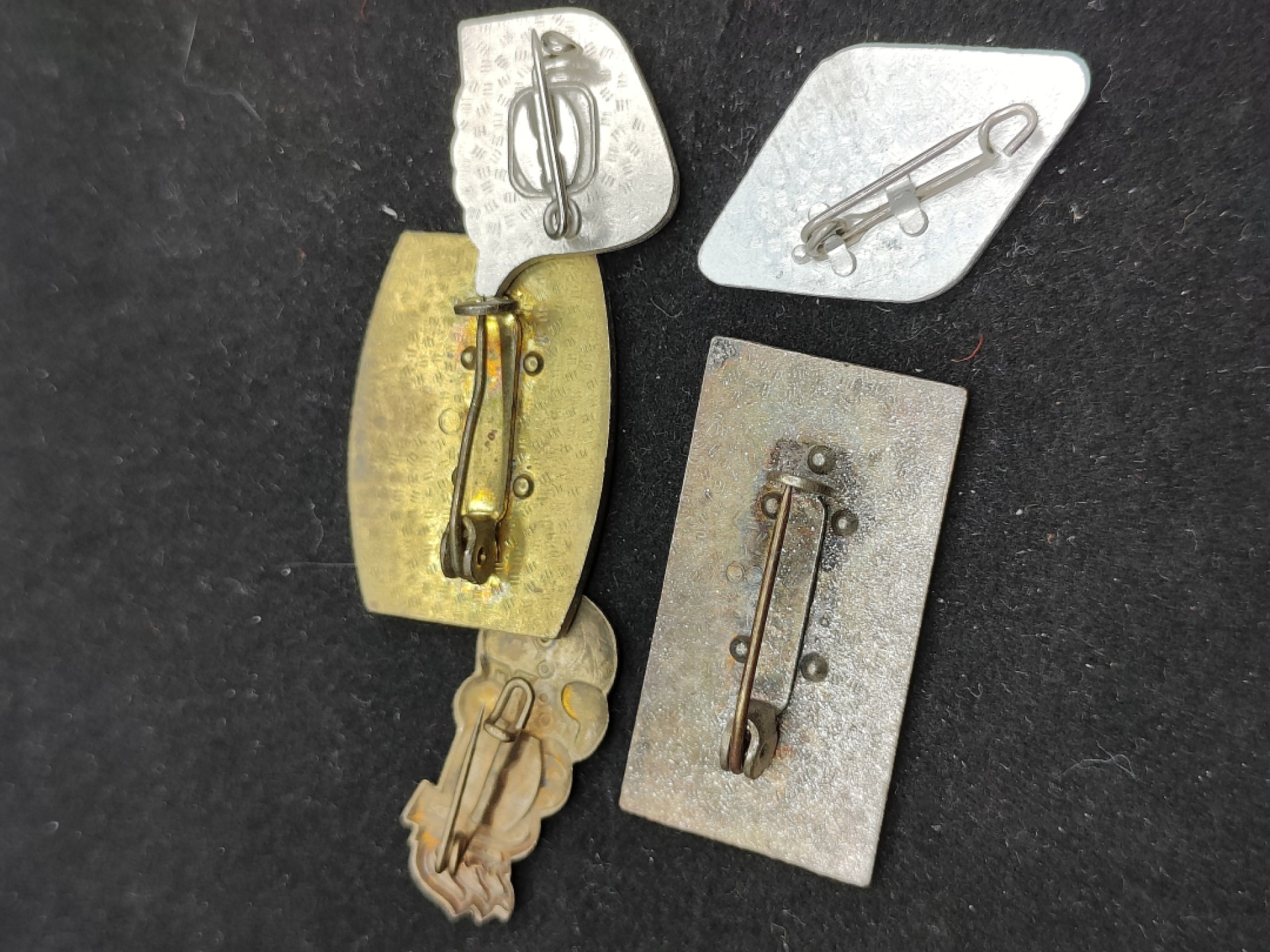 全场0元起拍 第51期 咸鱼国勋章拍卖专场 4月30日（周日）下午6：00开始 东德徽章一组