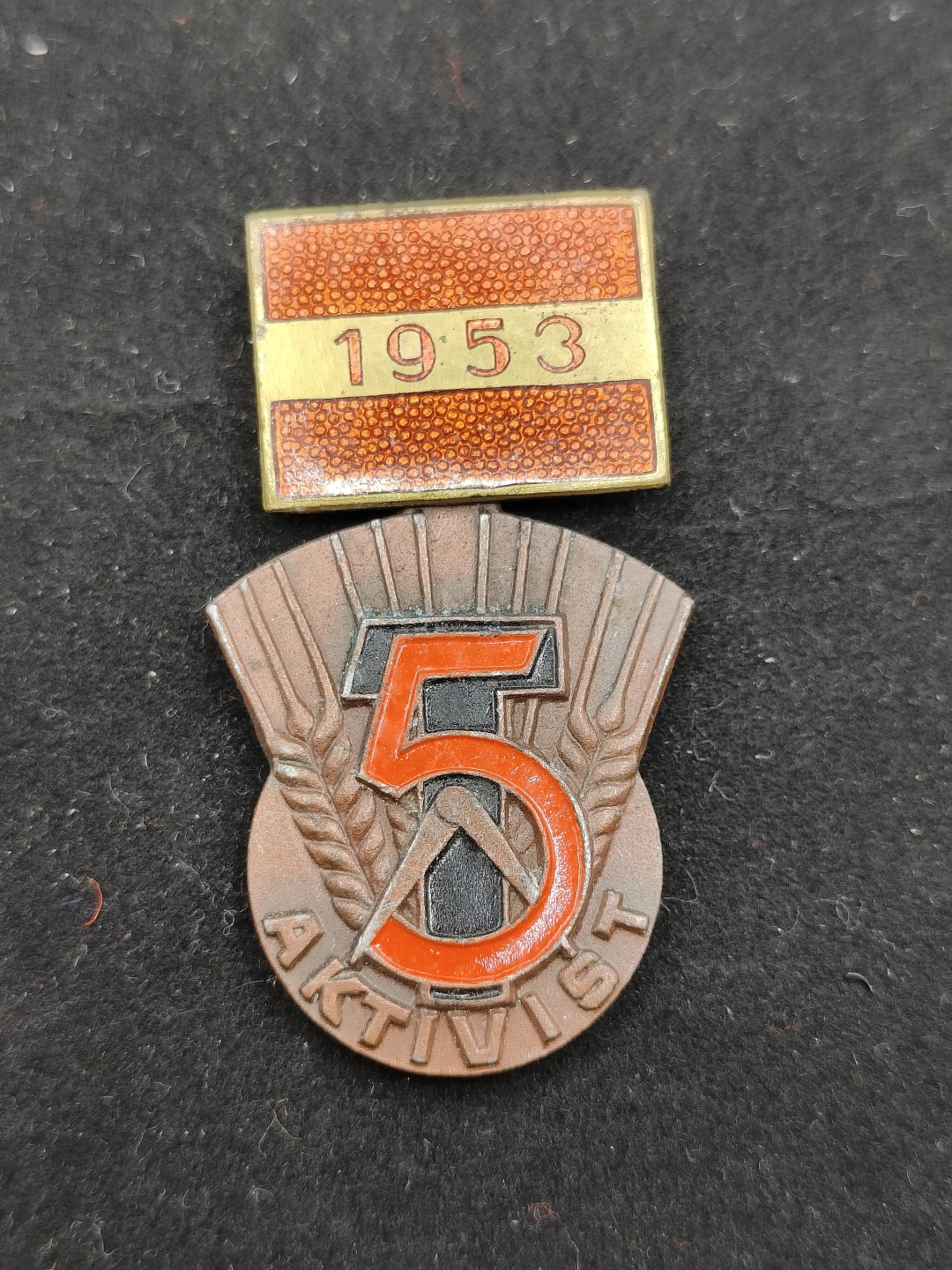 全场0元起拍 第51期 咸鱼国勋章拍卖专场 4月30日（周日）下午6：00开始 东德五年计划积极份子奖章