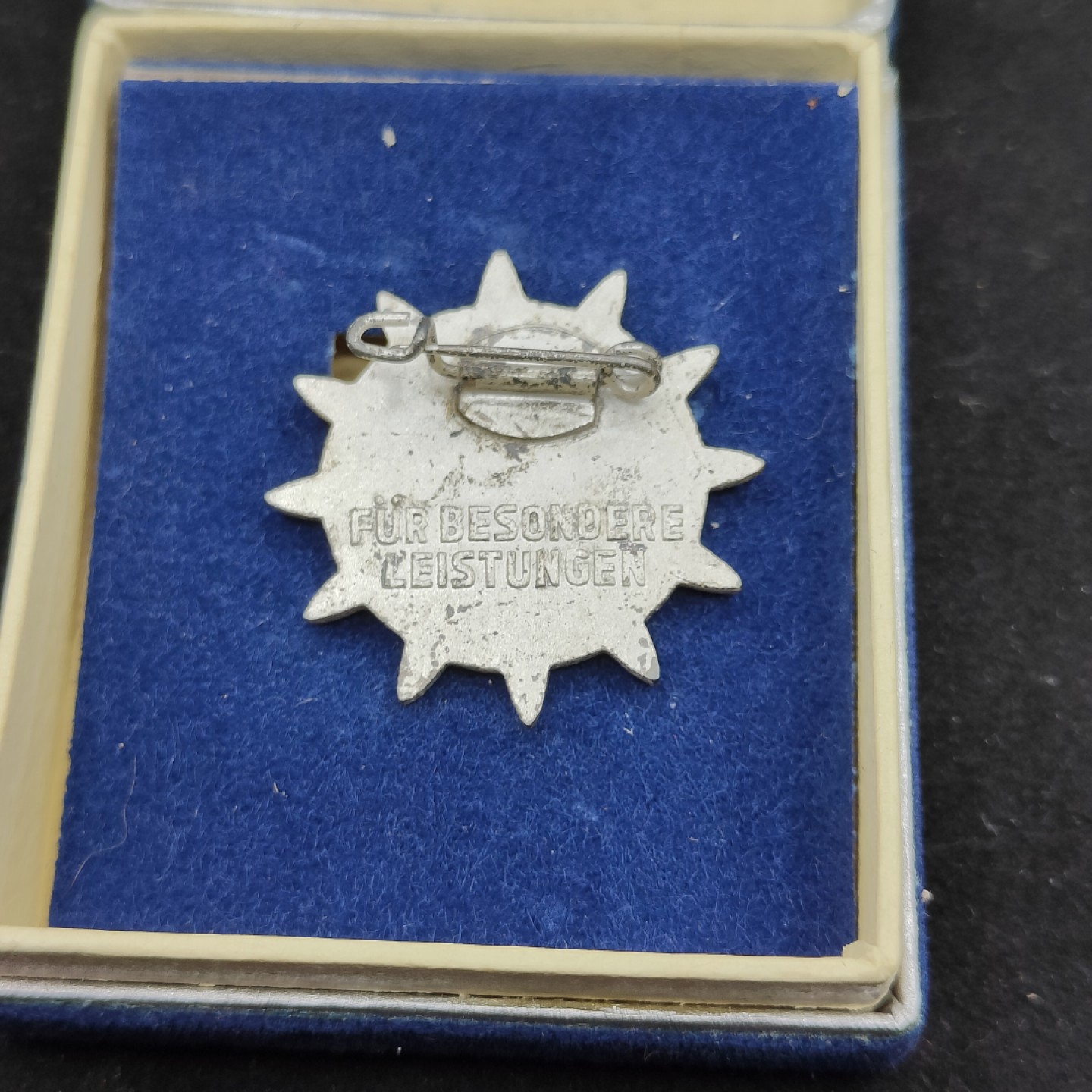 全场0元起拍 第51期 咸鱼国勋章拍卖专场 4月30日（周日）下午6：00开始 东德民主妇女联盟奖章 银级