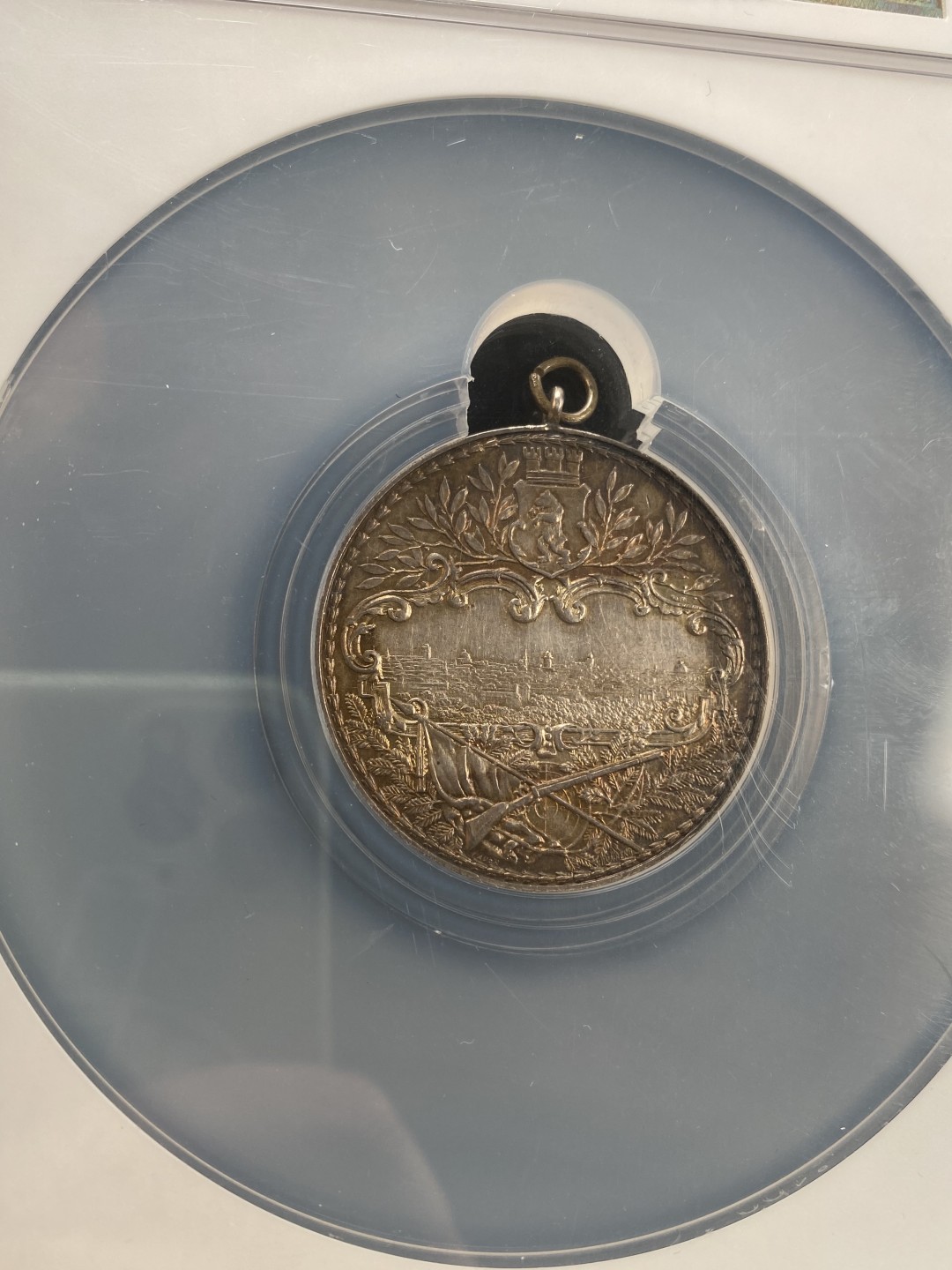 万国钱币拍卖第007期（慕尼黑第二夜） NGC-UNCD 德国1890柏林射击节城市景观大银章，带吊环，浮雕设计，宏大的城市景观，双面黑彩，有同款金章。