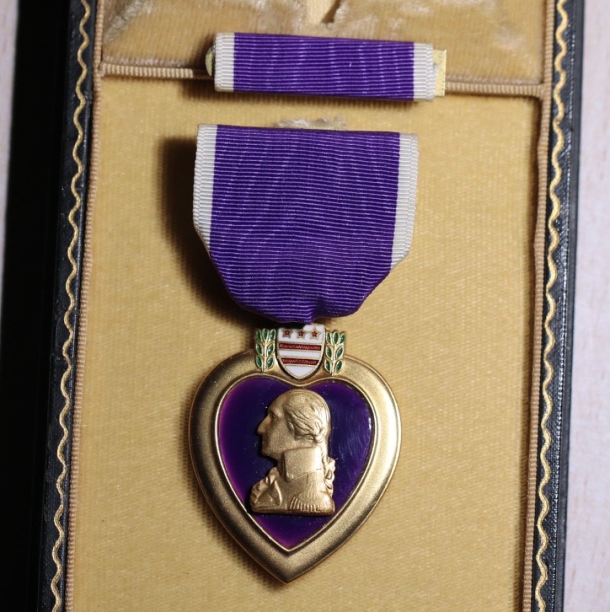 大猫徽章拍卖第222期  美国紫心勋章，实发版，背后刻名