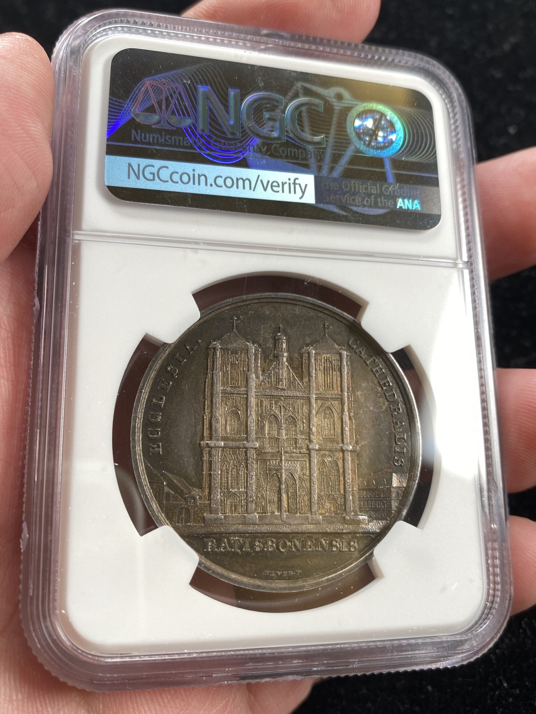 万国钱币拍卖第007期（慕尼黑第二夜） NGC MS62 1840年雷根斯堡大主教约翰·雅各布·诺伊斯教区诞生1100周年纪念教堂景观银章，37MM 18G，非常少见，欧洲拍卖会200欧元起拍