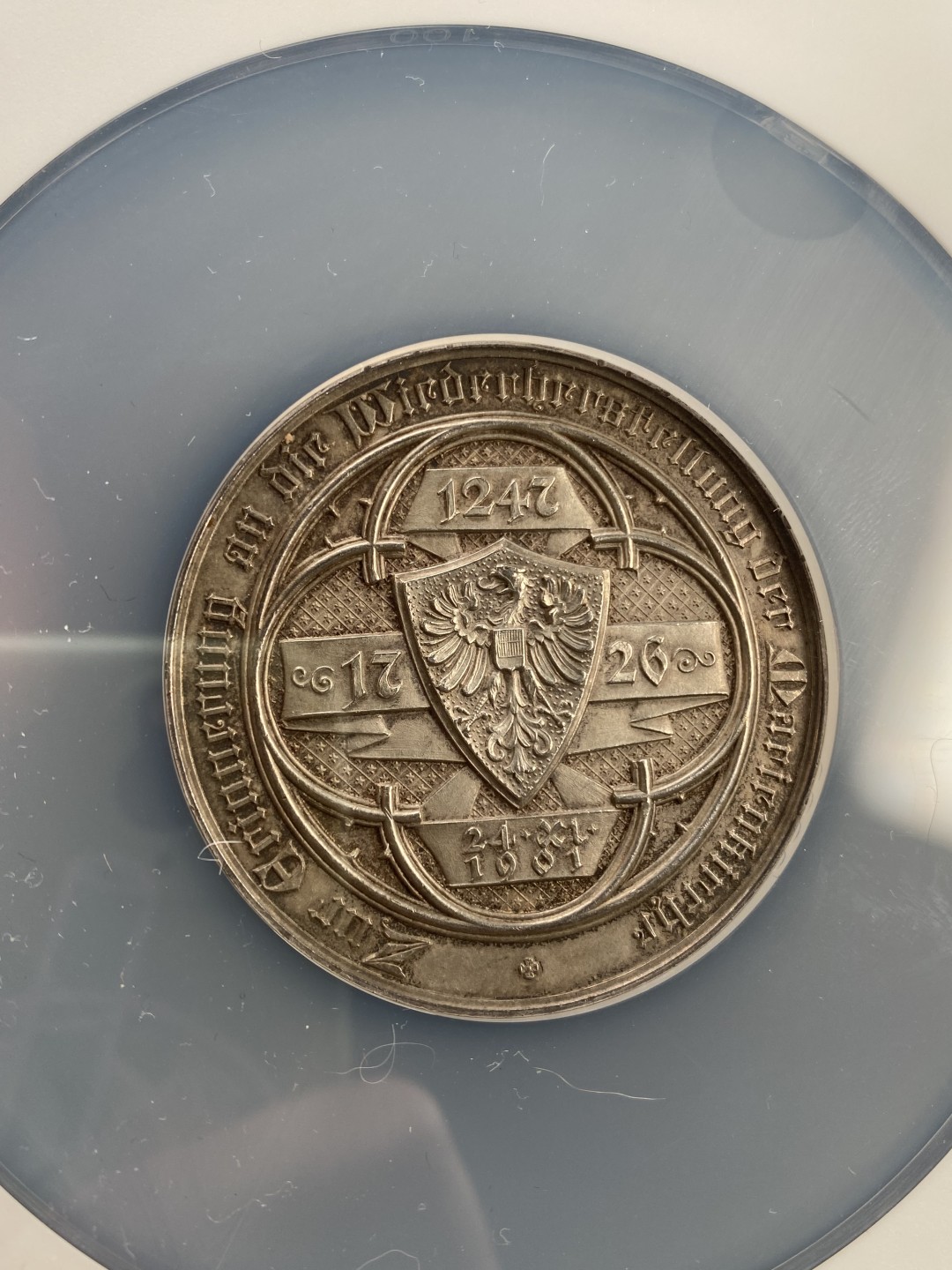 万国钱币拍卖第007期（慕尼黑第二夜） NGC MS62 1901年德国符腾堡斯图加特纪念修复圣母大教堂MATTE大银章，高浮雕城市盾徽四分为一，56MM 40G