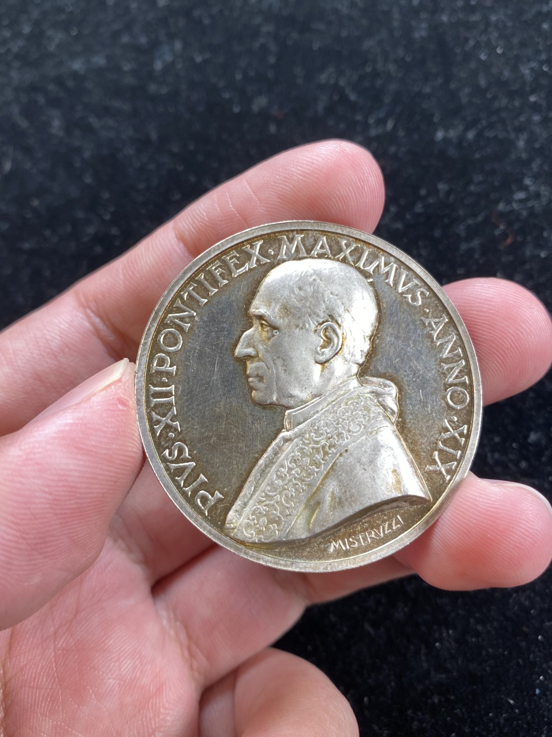 万国钱币拍卖第007期（慕尼黑第二夜） 1957梵蒂冈庇护十二世教皇银章，光边，镜面底板，反光强烈，金彩动人，高浮雕设计，直径43mm，重34.81g。