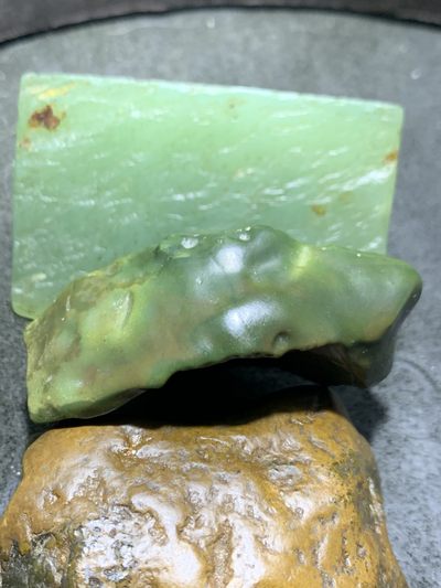 精美戈壁绿碧玉手工雕刻无相佛，佛字意境把件（吊坠)一个！ 精美戈壁绿碧玉手工雕刻无相佛，佛字意境把件（吊坠)一个！