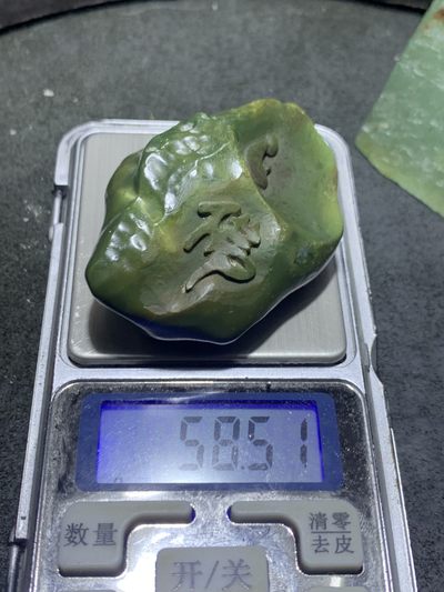 精美戈壁绿碧玉手工雕刻无相佛，佛字意境把件（吊坠)一个！ 精美戈壁绿碧玉手工雕刻无相佛，佛字意境把件（吊坠)一个！