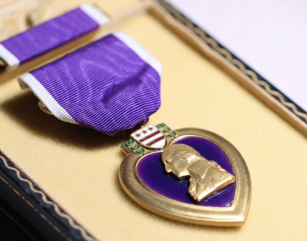 大猫徽章拍卖第222期  美国紫心勋章，实发版，背后刻名