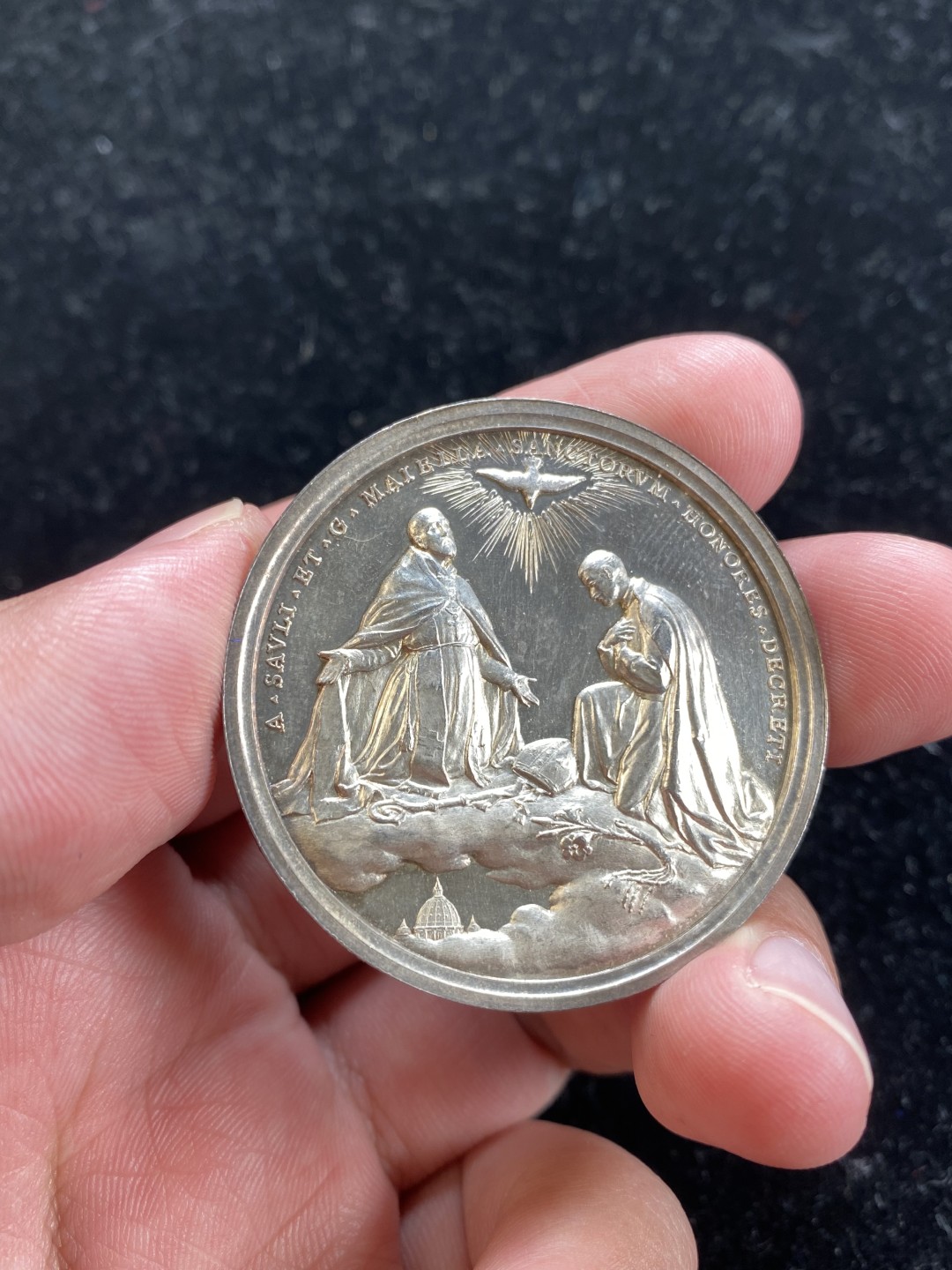 万国钱币拍卖第007期（慕尼黑第二夜） 1904梵蒂冈庇护十世教皇银章，光边，双面金灰彩，pl状态，教皇服饰华美，人物五官轮廓鲜明，背面为宗教故事。整体宛如艺术品，直径43mm，重36.5g。