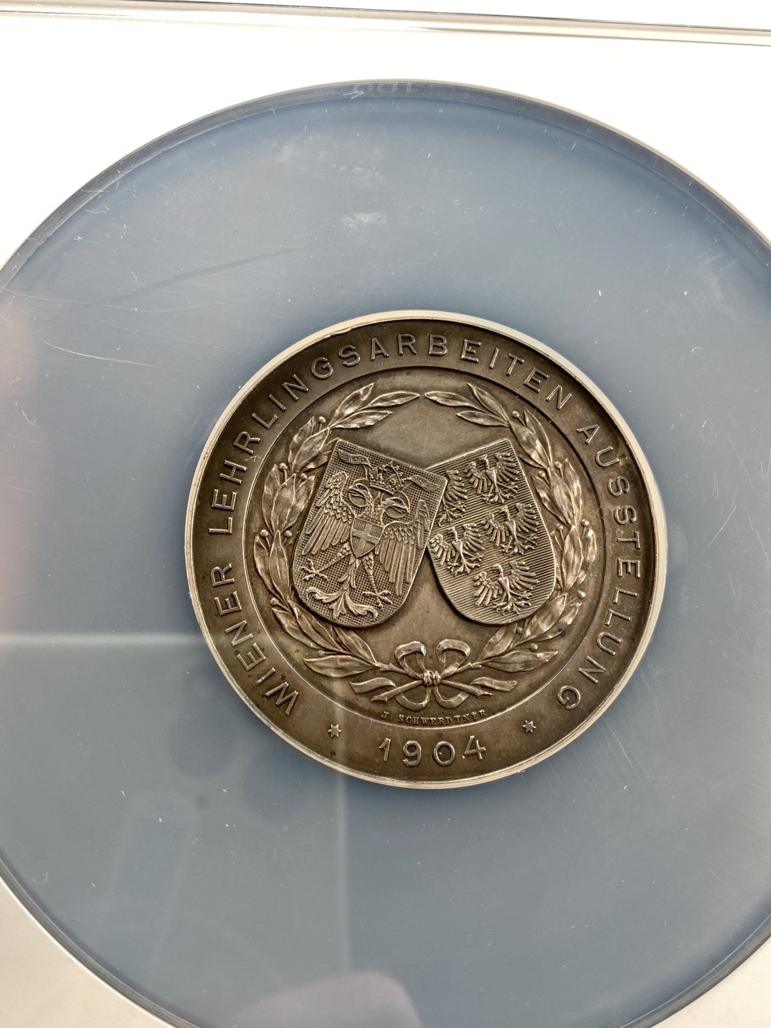 万国钱币拍卖第007期（慕尼黑第二夜） NGC MS63 1904年奥地利维也纳大学波西米亚景观盾徽大银章 48MM 37G