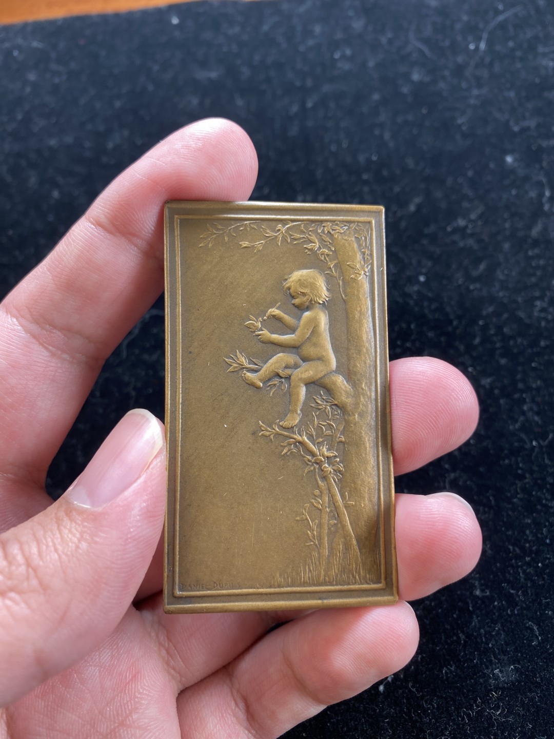 万国钱币拍卖第007期（慕尼黑第二夜） 法国新艺术名章《巢》铜章，Dupuis作品，背面无刻字，67mm*38mm，完美品相。