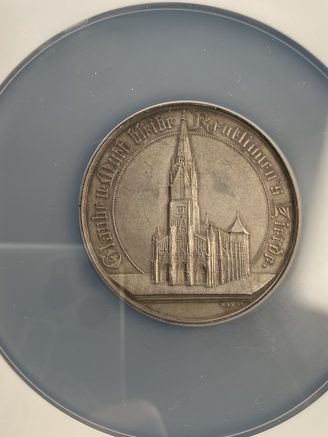 万国钱币拍卖第007期（慕尼黑第二夜） NGC MS62 1901年德国符腾堡斯图加特纪念修复圣母大教堂MATTE大银章，高浮雕城市盾徽四分为一，56MM 40G