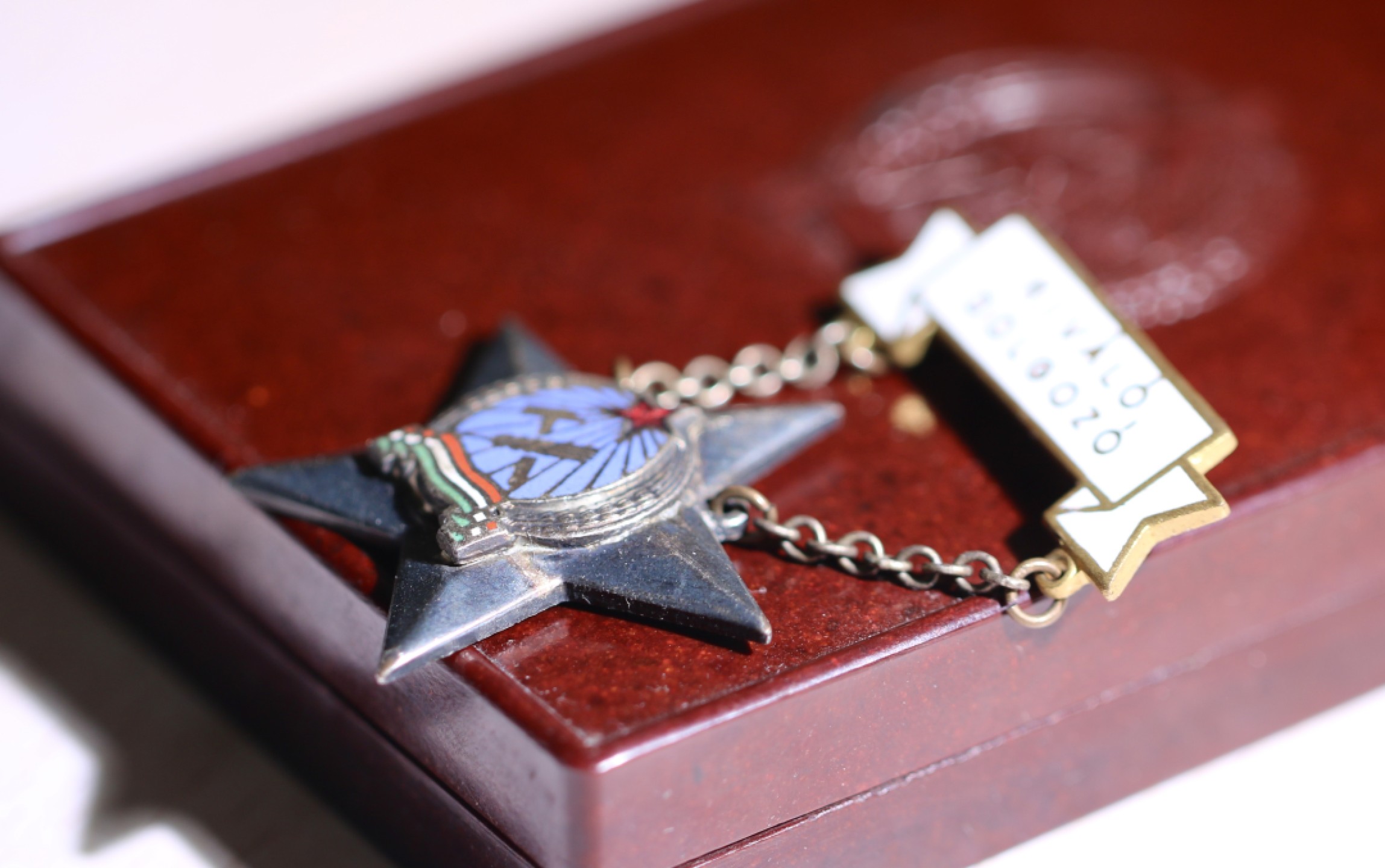 大猫徽章拍卖第222期  匈牙利人民共和国早期拉克西（1949-1956）漆木盒和优秀服务奖章 带证书和条例