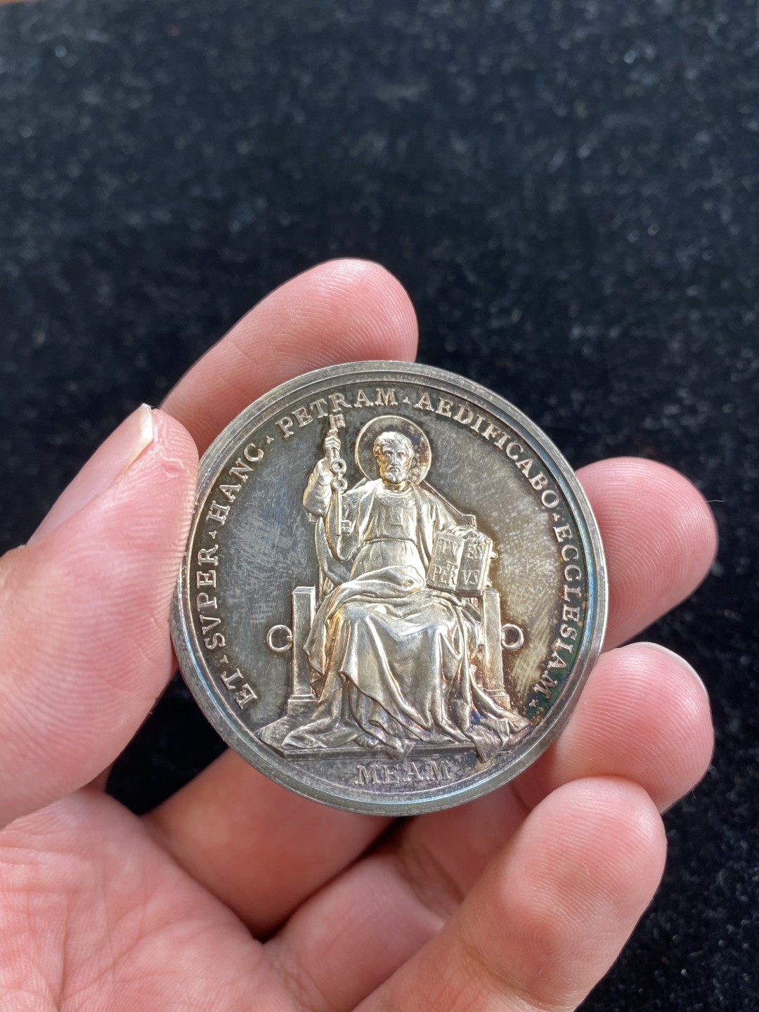 万国钱币拍卖第007期（慕尼黑第二夜） 1902梵蒂冈利奥十三世教皇银章，光边，教皇面金彩，孔雀蓝彩，背面金蓝灰三色环形彩，高浮雕设计，高点俱在，教皇头冠，衣饰细节动人，直径43mm，重35.4g。