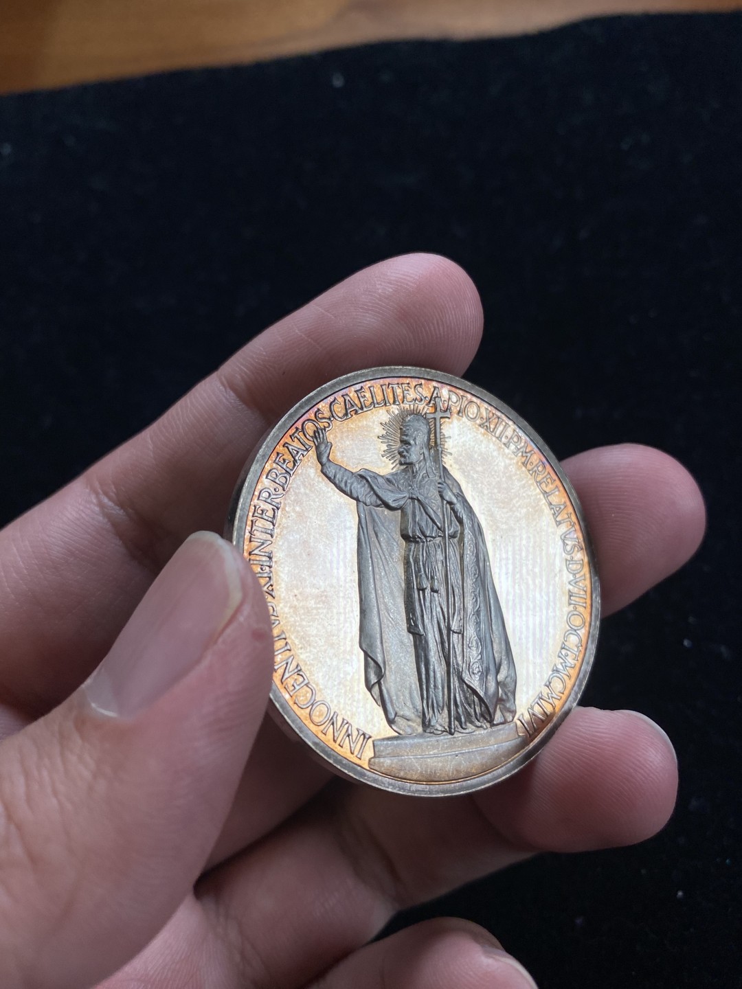 万国钱币拍卖第007期（慕尼黑第二夜） 1957梵蒂冈庇护十二世教皇银章，光边，镜面底板，反光强烈，金彩动人，高浮雕设计，直径43mm，重34.81g。