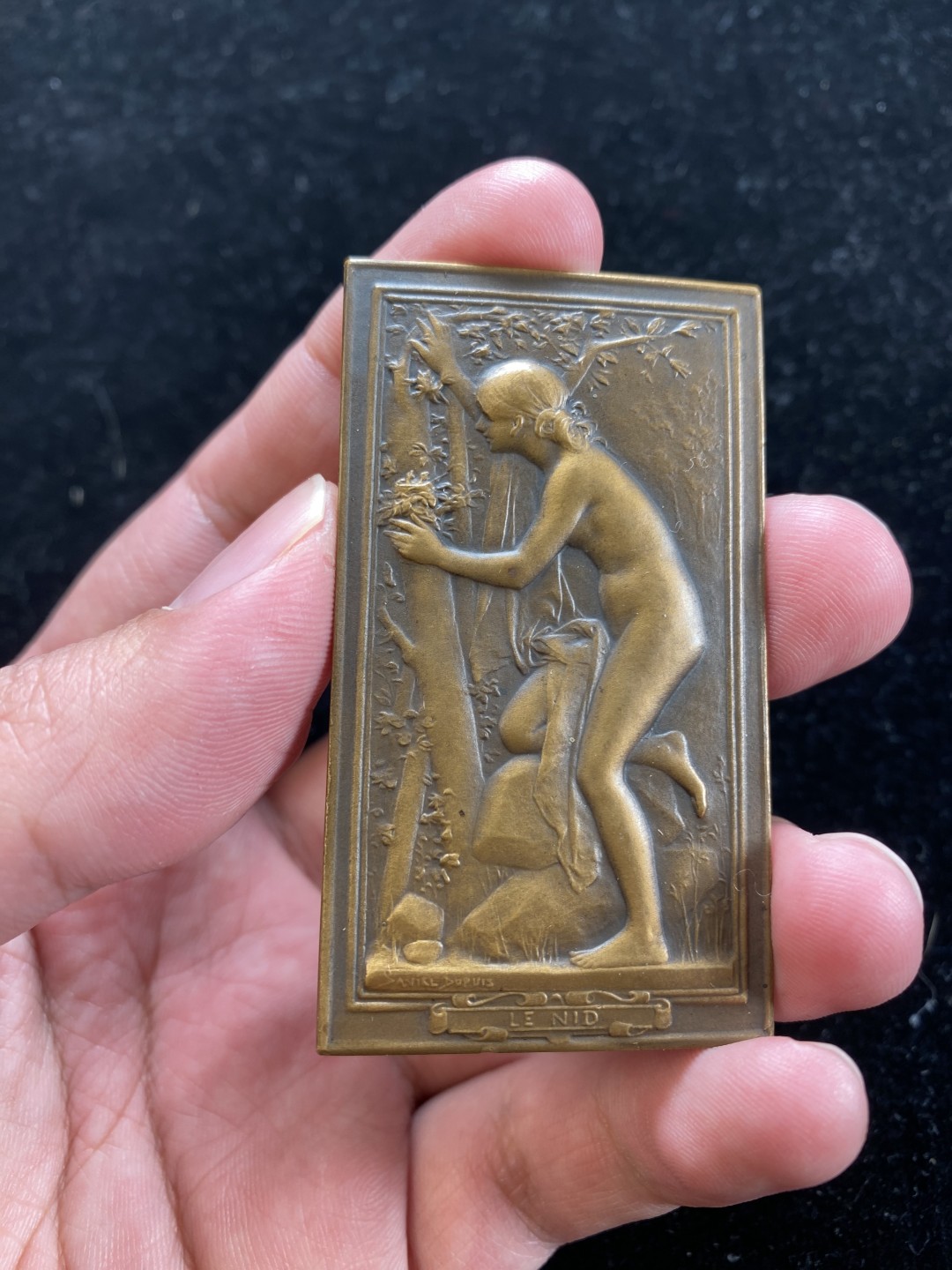 万国钱币拍卖第007期（慕尼黑第二夜） 法国新艺术名章《巢》铜章，Dupuis作品，背面无刻字，67mm*38mm，完美品相。