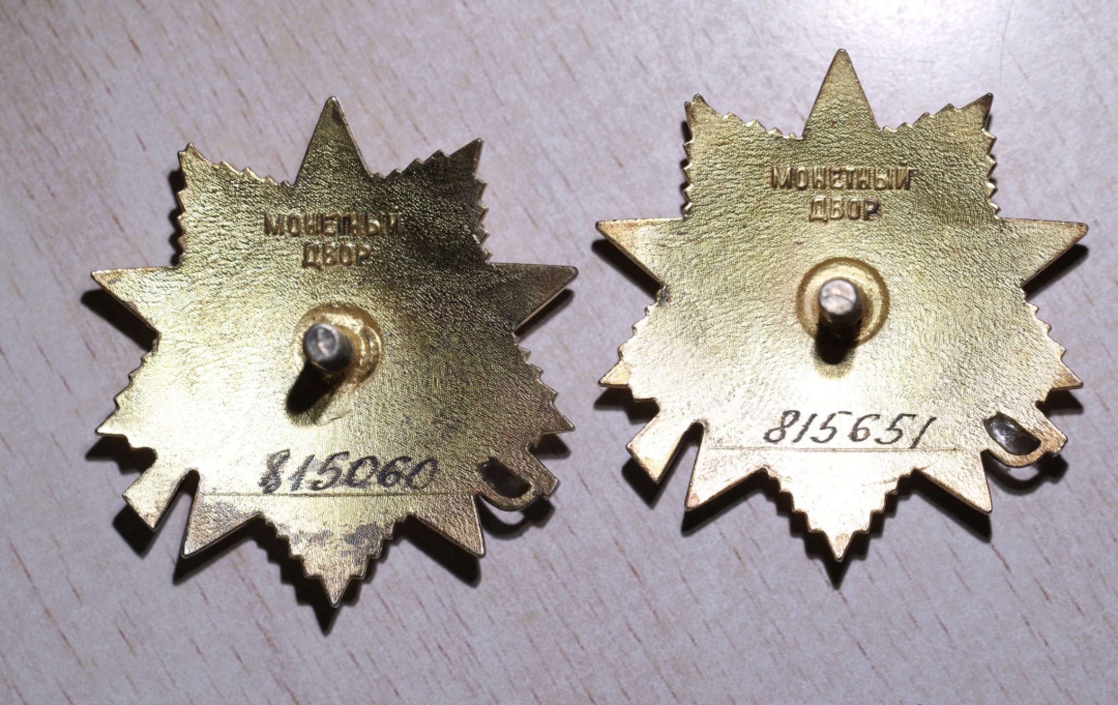 大猫徽章拍卖第222期  85一卫一对 其中一枚12点钟方向有一划线 余完美