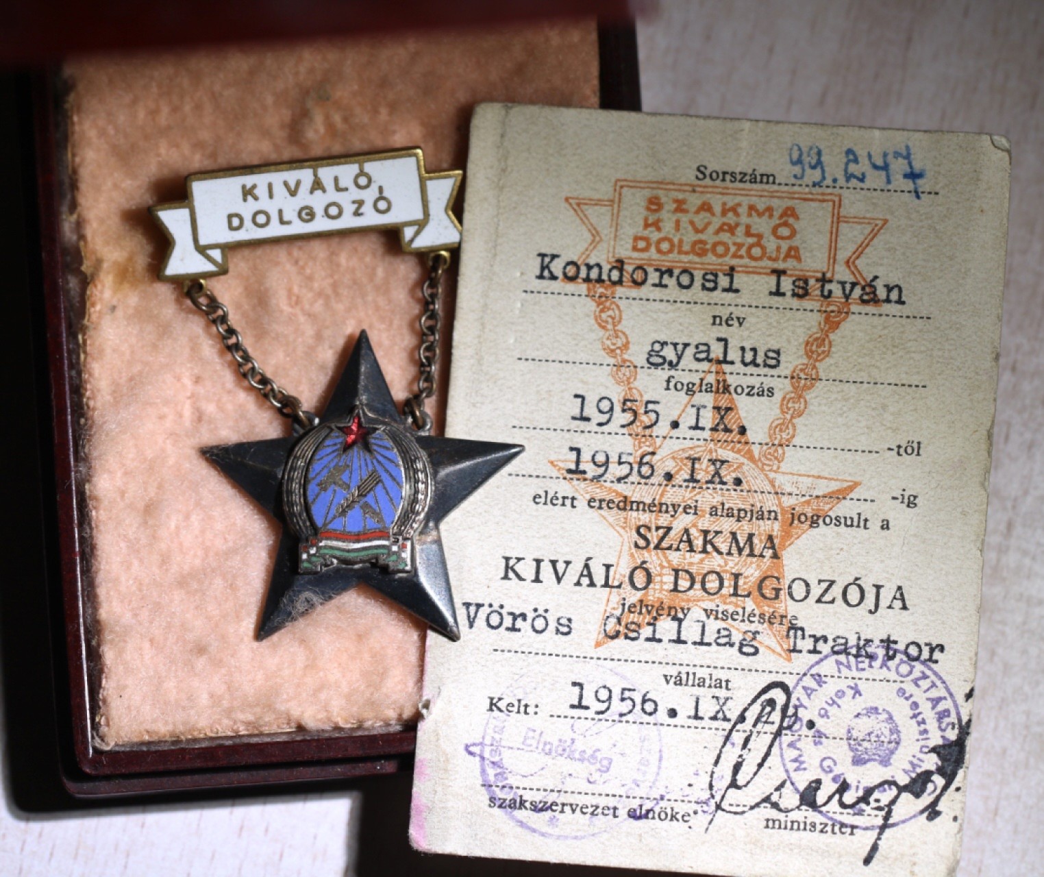 大猫徽章拍卖第222期  匈牙利人民共和国早期拉克西（1949-1956）漆木盒和优秀服务奖章 带证书和条例