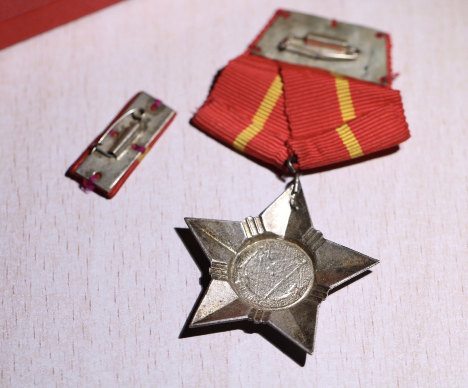 大猫徽章拍卖第222期    越战时期北越政府三级光荣战士和南方越共游击队的一级解放战士 纸盒是柬埔寨人民共和国（波尔布特推翻后 韩桑林时期过渡政权）一级胜利勋章 授予越南人版本 纸盒内有得主名字