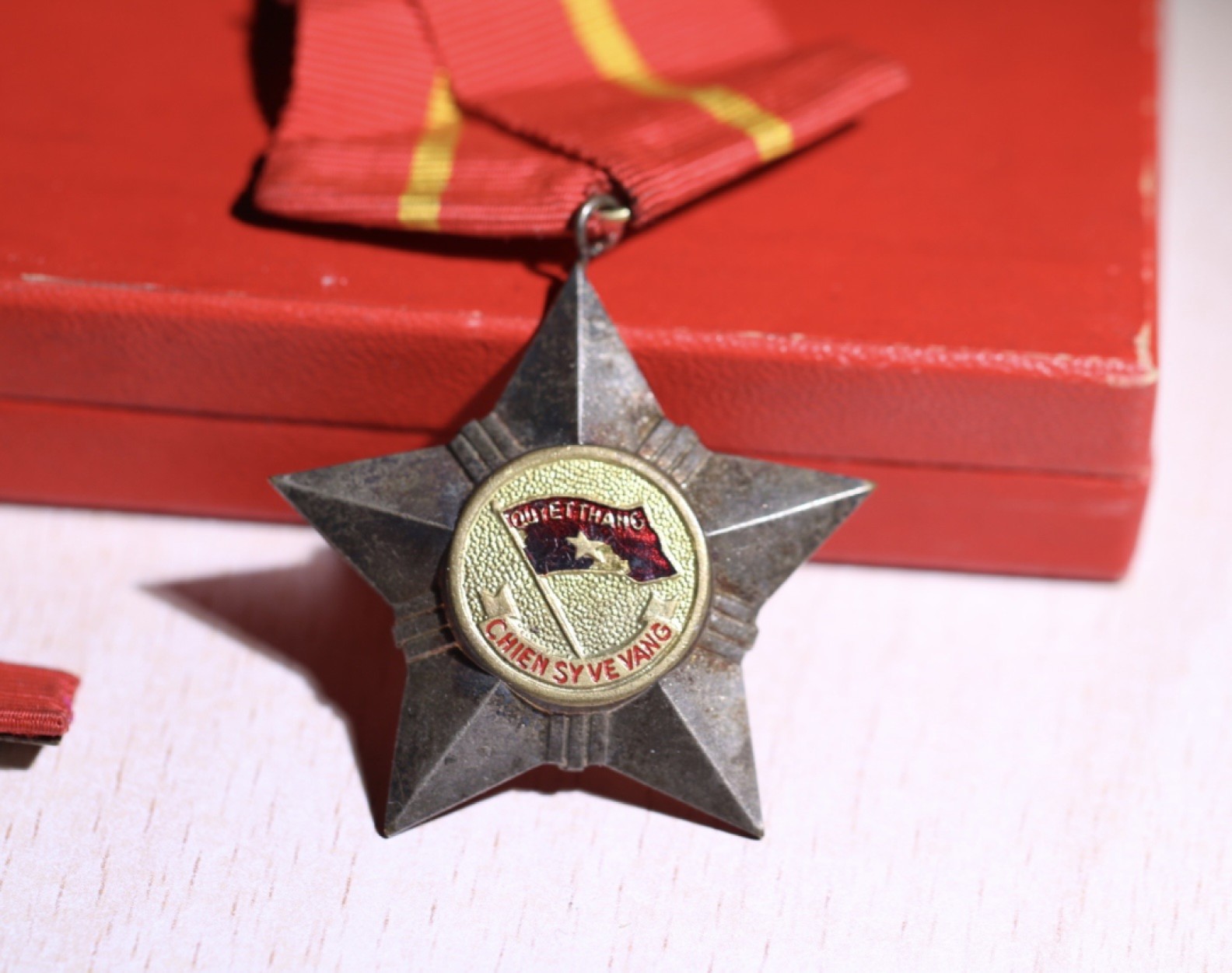 大猫徽章拍卖第222期    越战时期北越政府三级光荣战士和南方越共游击队的一级解放战士 纸盒是柬埔寨人民共和国（波尔布特推翻后 韩桑林时期过渡政权）一级胜利勋章 授予越南人版本 纸盒内有得主名字