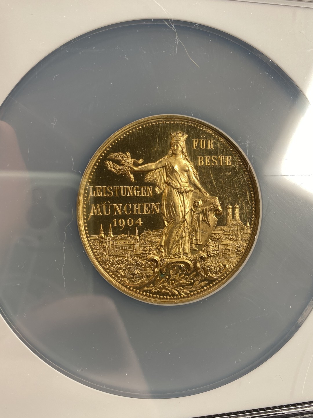 万国钱币拍卖第007期（慕尼黑第二夜） NGC MS65 1904年德国慕尼黑颁发的中央发明家日耳曼尼娅荣誉纪念镀金大铜章，一面日耳曼尼娅女神一面城市女神，唯一冠军分，50MM 59G