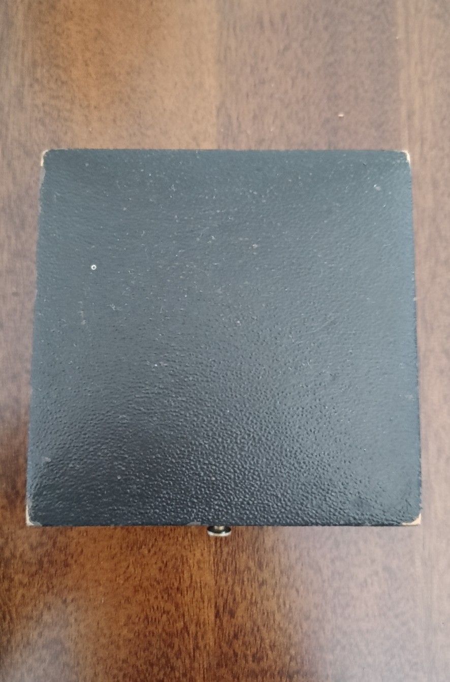 欧洲币章勋章首饰盒子专场十二期 木盒75x75mm，内径55mm，开关轻微故障