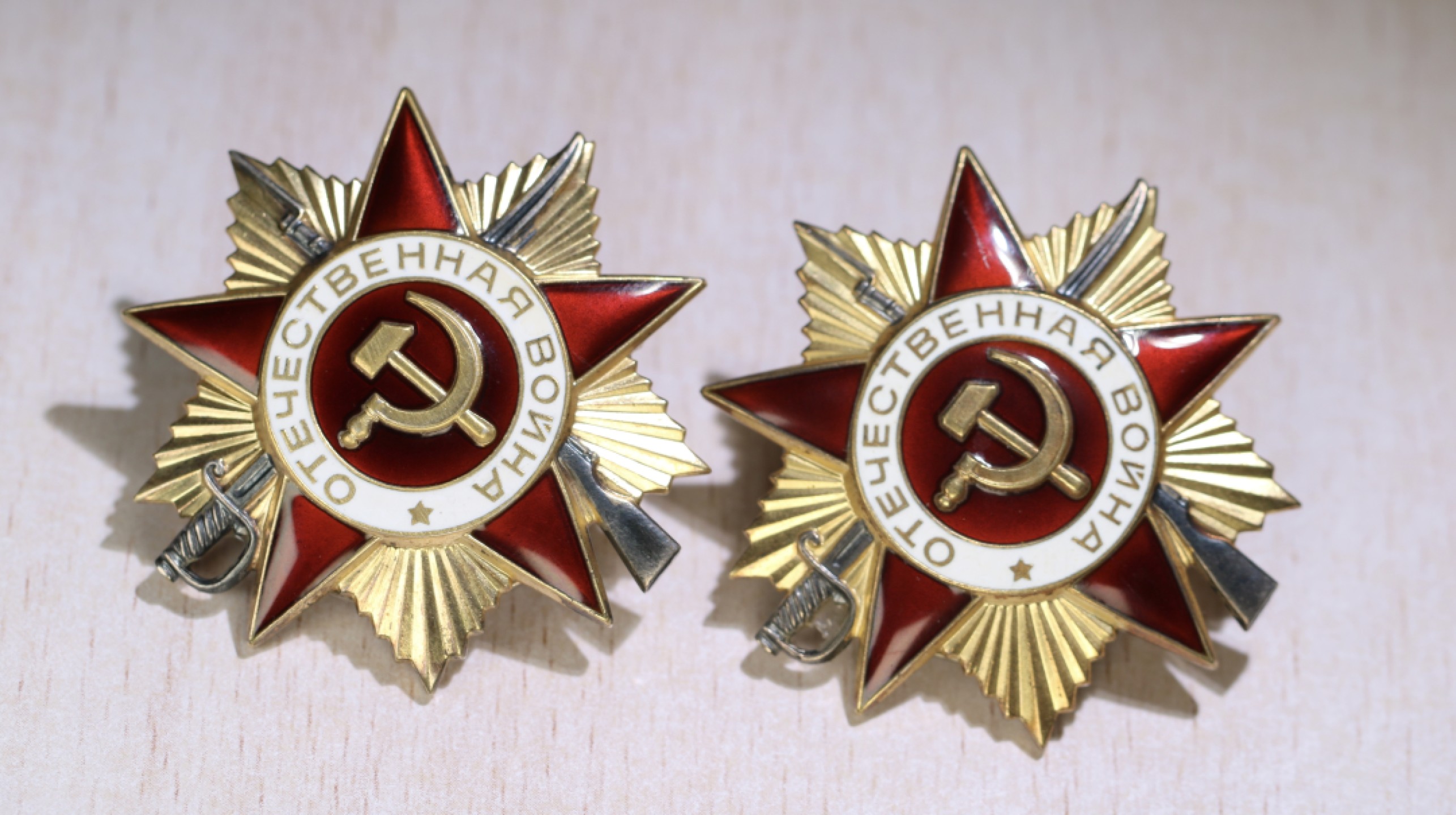 大猫徽章拍卖第222期  85一卫一对 其中一枚12点钟方向有一划线 余完美