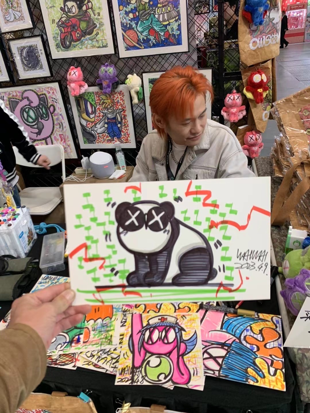 零元拍：丫丫终于回家啦，特别奉献歪歪老师为迎接丫丫回家创作亲笔签名绘画《欢迎丫丫回家》，拍中还赠送中国大熊猫保护研究中心指定文创：20天龄熊猫幼崽 毛绒公仔一只哦，全新无拆。