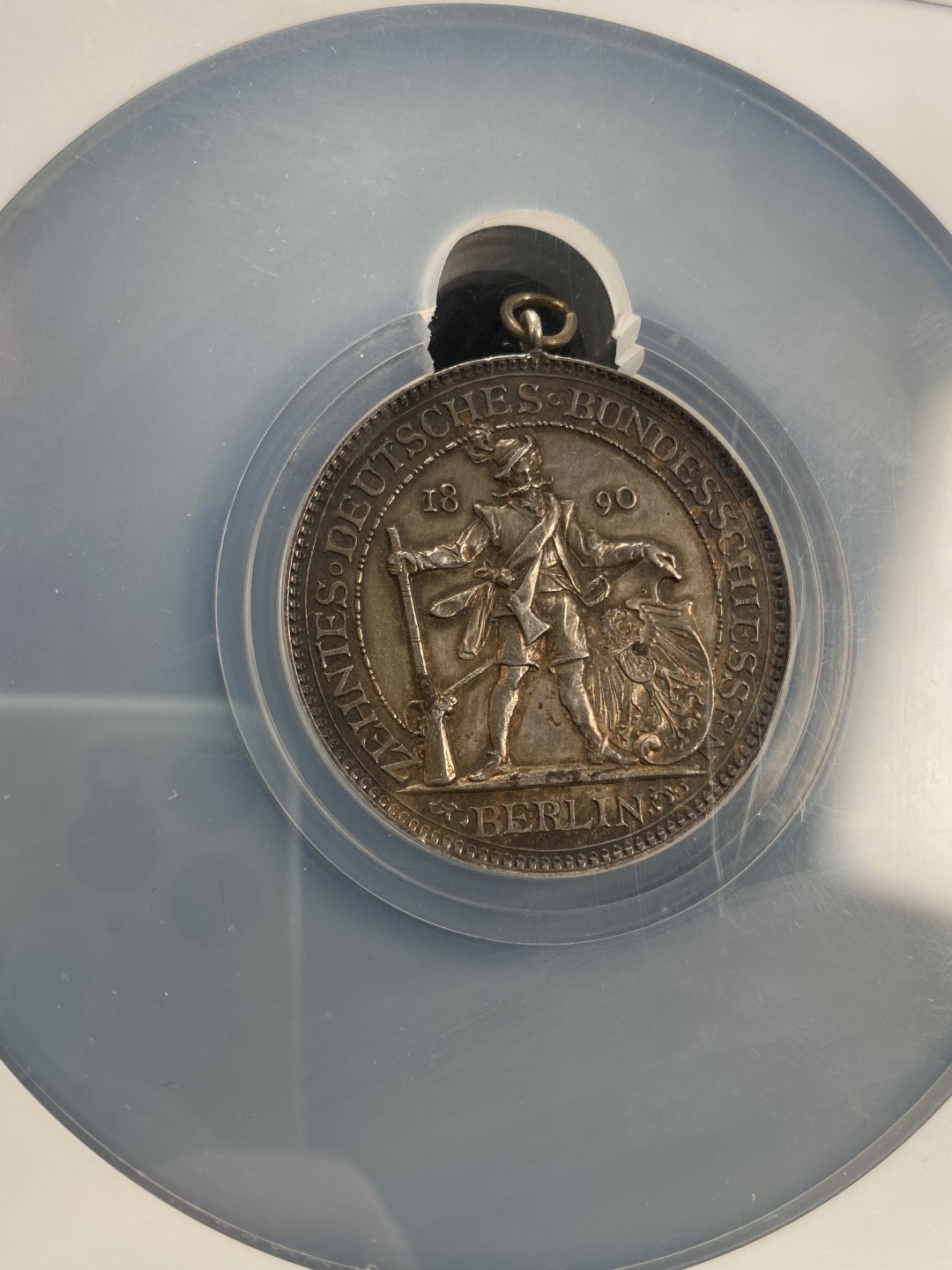 万国钱币拍卖第007期（慕尼黑第二夜） NGC-UNCD 德国1890柏林射击节城市景观大银章，带吊环，浮雕设计，宏大的城市景观，双面黑彩，有同款金章。