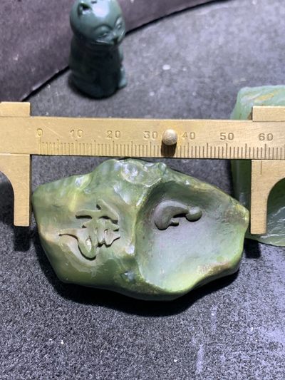 精美戈壁绿碧玉手工雕刻无相佛，佛字意境把件（吊坠)一个！ 精美戈壁绿碧玉手工雕刻无相佛，佛字意境把件（吊坠)一个！