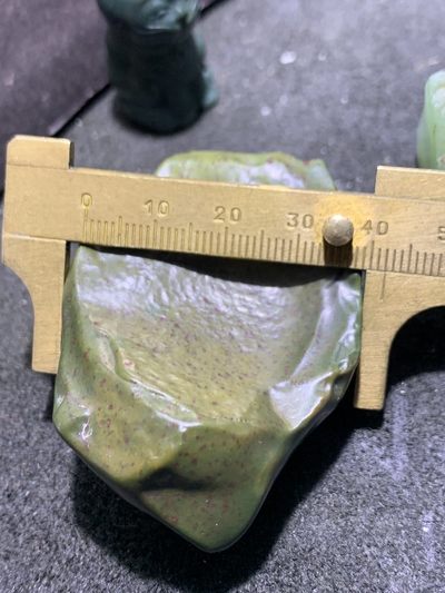 精美戈壁绿碧玉手工雕刻无相佛，佛字意境把件（吊坠)一个！ 精美戈壁绿碧玉手工雕刻无相佛，佛字意境把件（吊坠)一个！