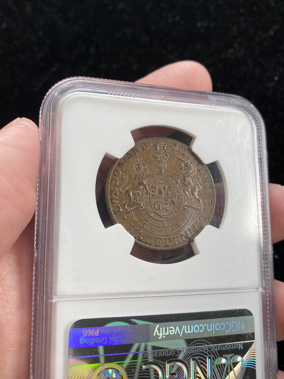 万国钱币拍卖第007期（慕尼黑第二夜） NGC-AU58BN 英国1790年米德塞斯半便士康德代币，巧克力包浆，背面是经典的狮子与独角兽，盒子有一处小磕碰。