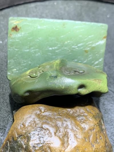 精美戈壁绿碧玉手工雕刻无相佛，佛字意境把件（吊坠)一个！ 精美戈壁绿碧玉手工雕刻无相佛，佛字意境把件（吊坠)一个！