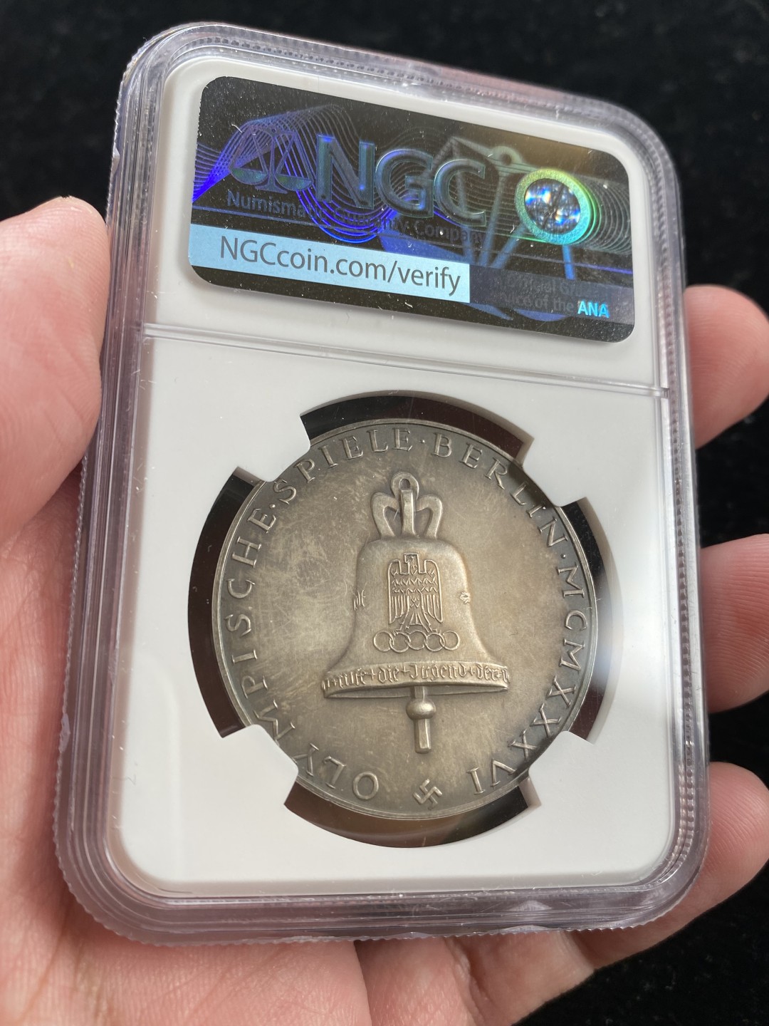 万国钱币拍卖第007期（慕尼黑第二夜） NGC-MS62 德国1936柏林奥运女神纪念银章，五彩包浆，原盒低评状态。