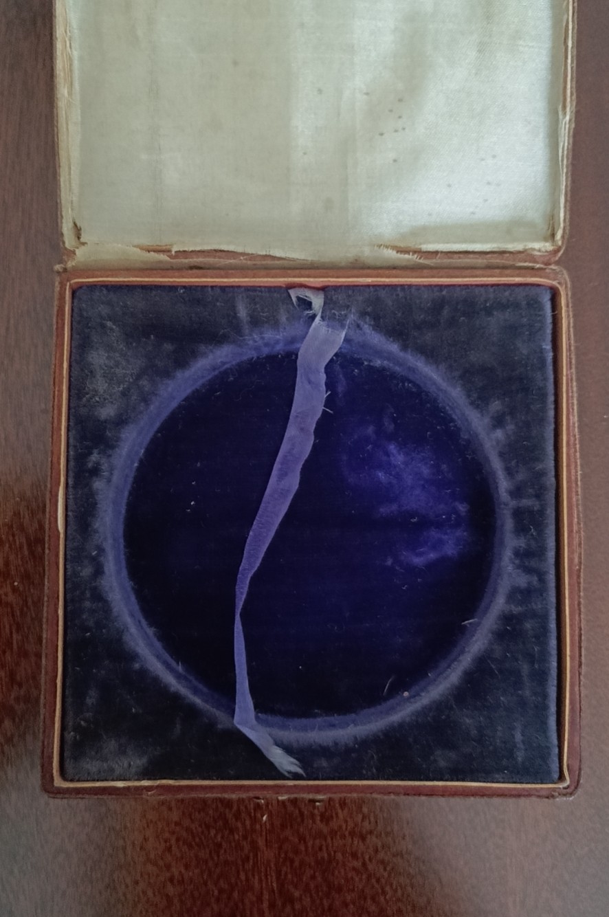 欧洲币章勋章首饰盒子专场十二期 烫金木盒95x95mm，内径约7cm