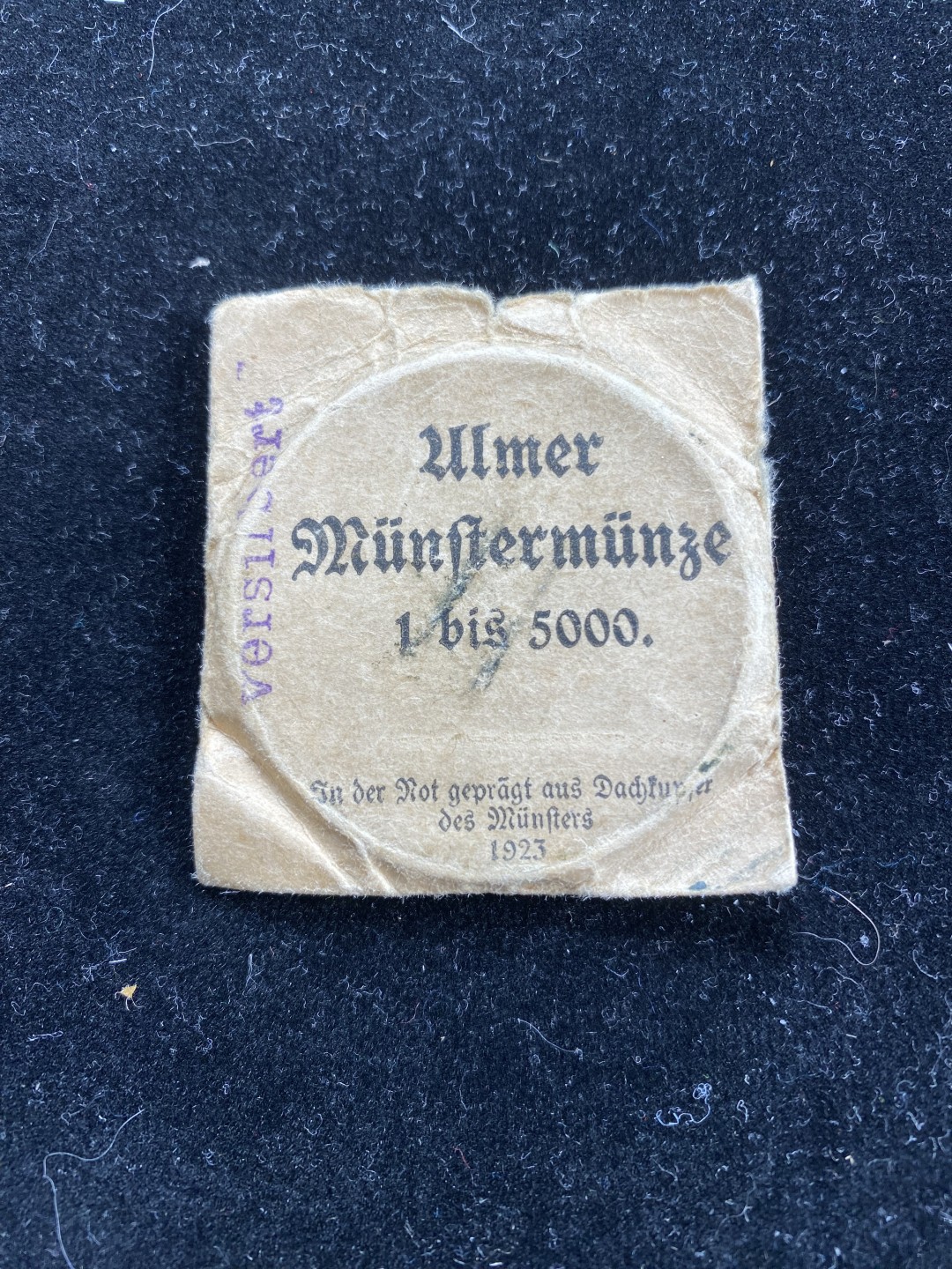 万国钱币拍卖第007期（慕尼黑第二夜） 德国1923乌尔姆大教堂镀金纪念铜章，2泰勒同款，光边，发行量5000枚，原袋难得，42mm，31g。