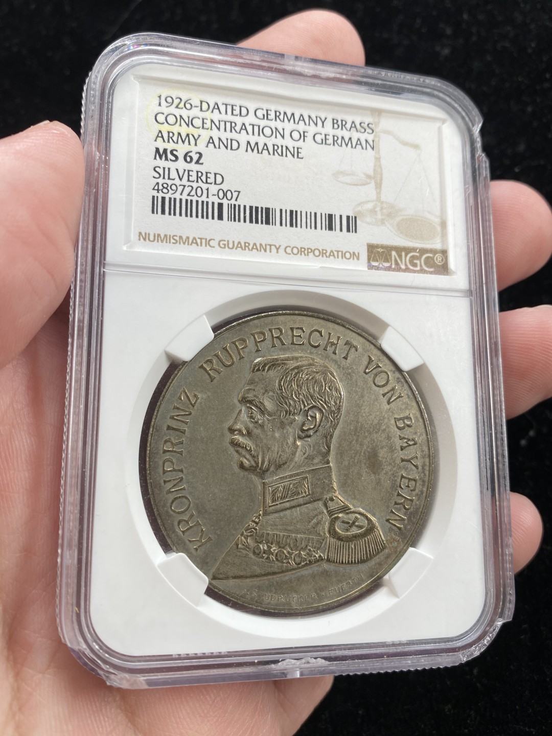 万国钱币拍卖第007期（慕尼黑第二夜） NGC-MS62 德国1926年纽伦堡陆海军阵亡将士镀银纪念章，背景为纽伦堡城市景观，直径40mm，盒子多处磕碰。