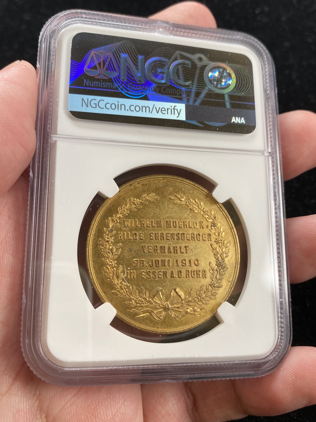 万国钱币拍卖第007期（慕尼黑第二夜） NGC MS62 1910年德国自由市汉堡银婚纪念高浮雕盾徽镀金铜章