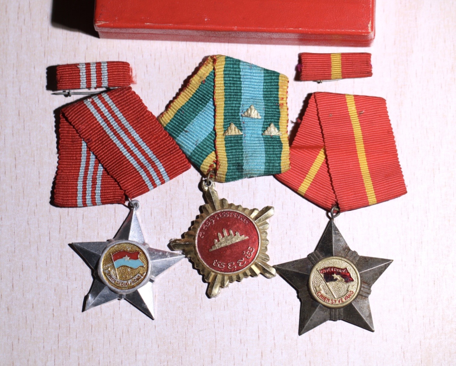 大猫徽章拍卖第222期    越战时期北越政府三级光荣战士和南方越共游击队的一级解放战士 纸盒是柬埔寨人民共和国（波尔布特推翻后 韩桑林时期过渡政权）一级胜利勋章 授予越南人版本 纸盒内有得主名字