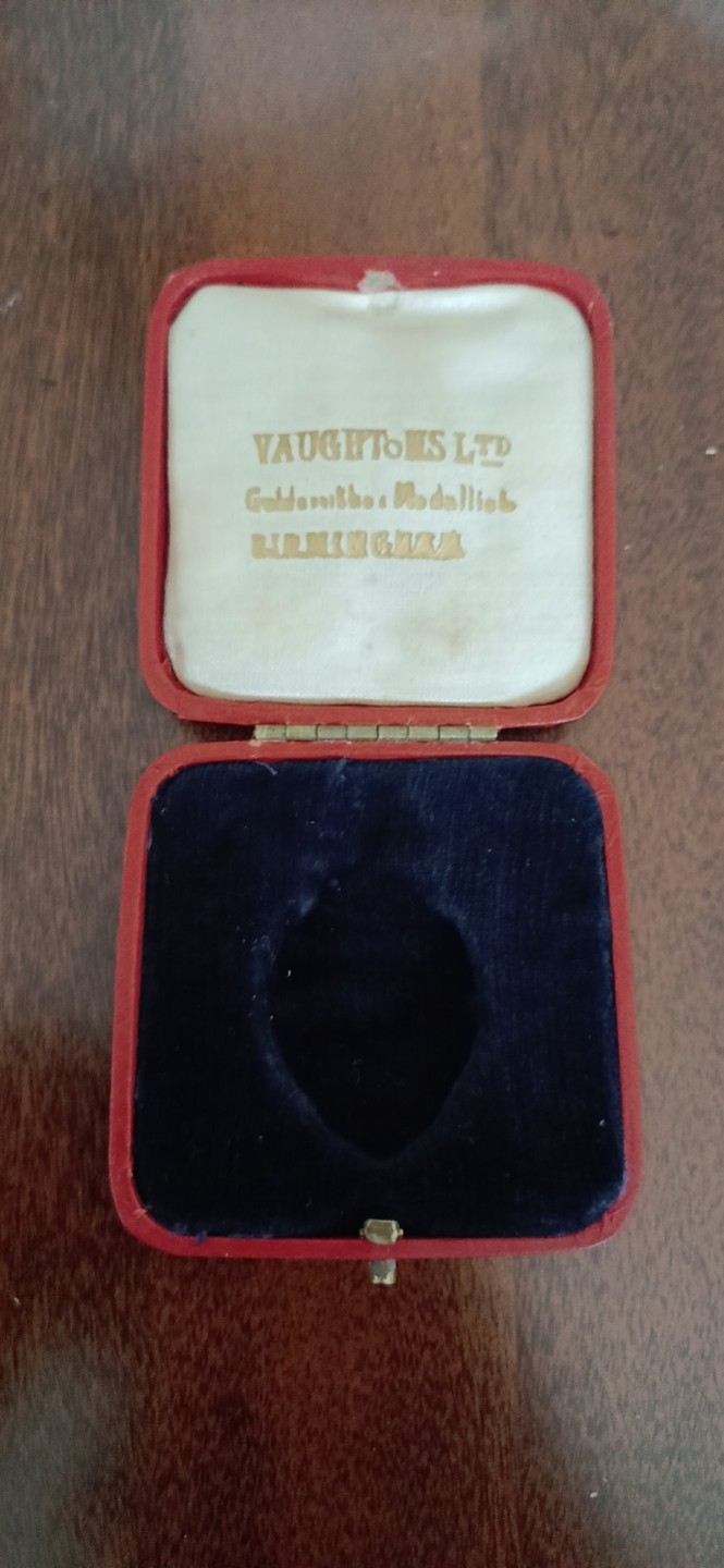 欧洲币章勋章首饰盒子专场十二期 木盒57x57mm，内径心型25x35mm