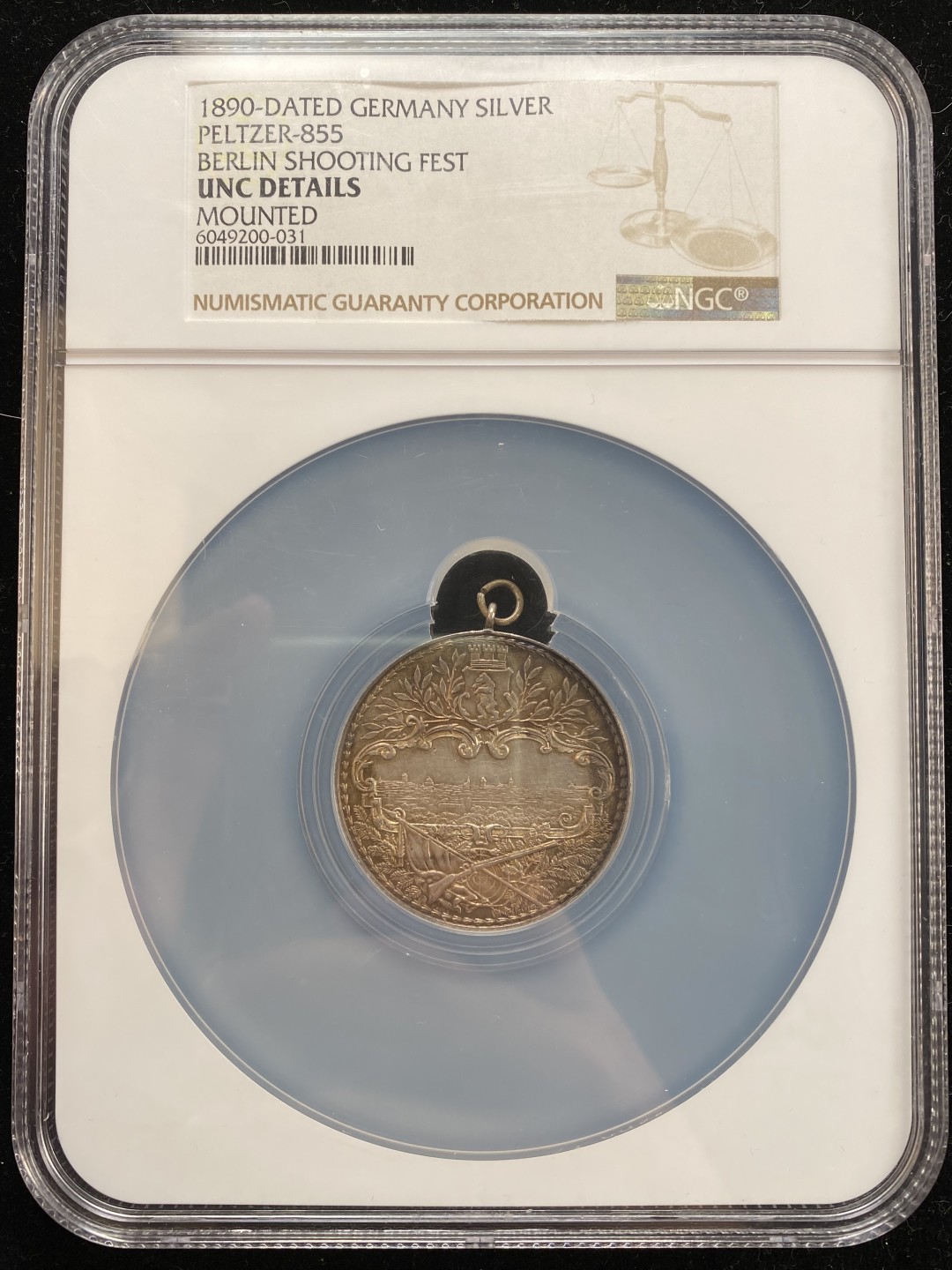 万国钱币拍卖第007期（慕尼黑第二夜） NGC-UNCD 德国1890柏林射击节城市景观大银章，带吊环，浮雕设计，宏大的城市景观，双面黑彩，有同款金章。
