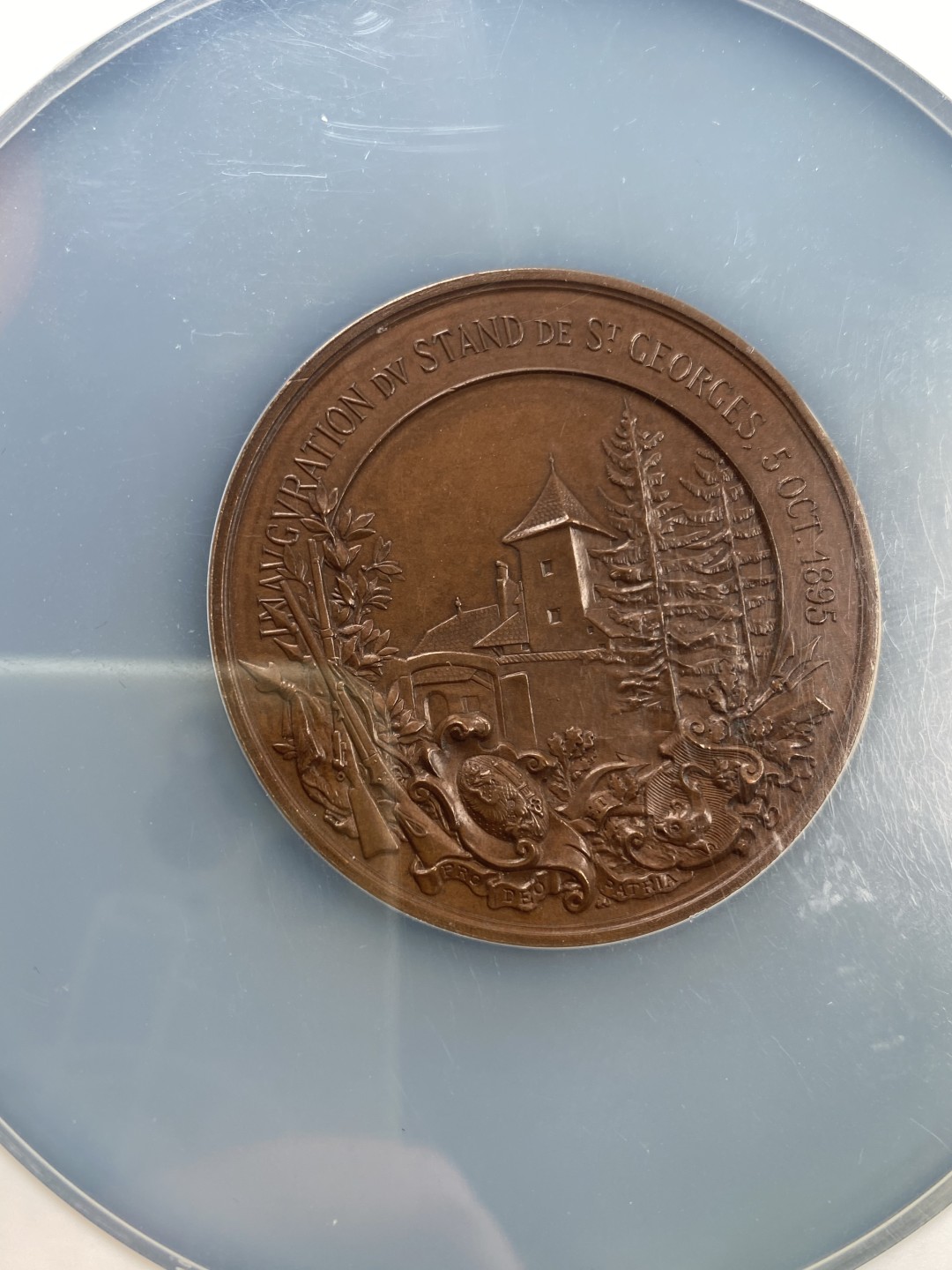 万国钱币拍卖第007期（慕尼黑第二夜） NGC-MS64BN 瑞士1895日内瓦就职典礼铜章，发行量500枚，NGC唯一冠军，直径47mm，巧克力包浆，一面为射击节场景，一面为城市景观。