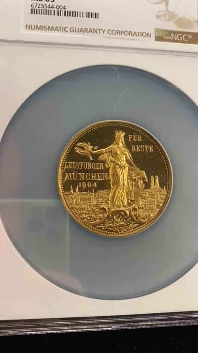 万国钱币拍卖第007期（慕尼黑第二夜） NGC MS65 1904年德国慕尼黑颁发的中央发明家日耳曼尼娅荣誉纪念镀金大铜章，一面日耳曼尼娅女神一面城市女神，唯一冠军分，50MM 59G